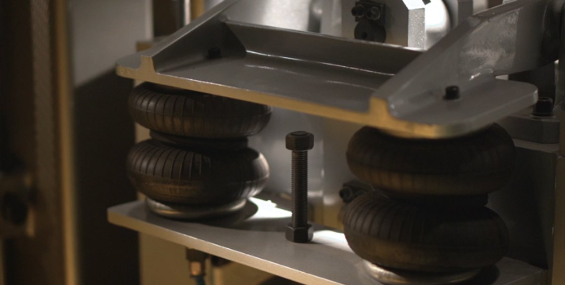 Airbag Clamping for Mold Protection मोल्ड सुरक्षा के लिए एयरबैग क्लैंपिंग