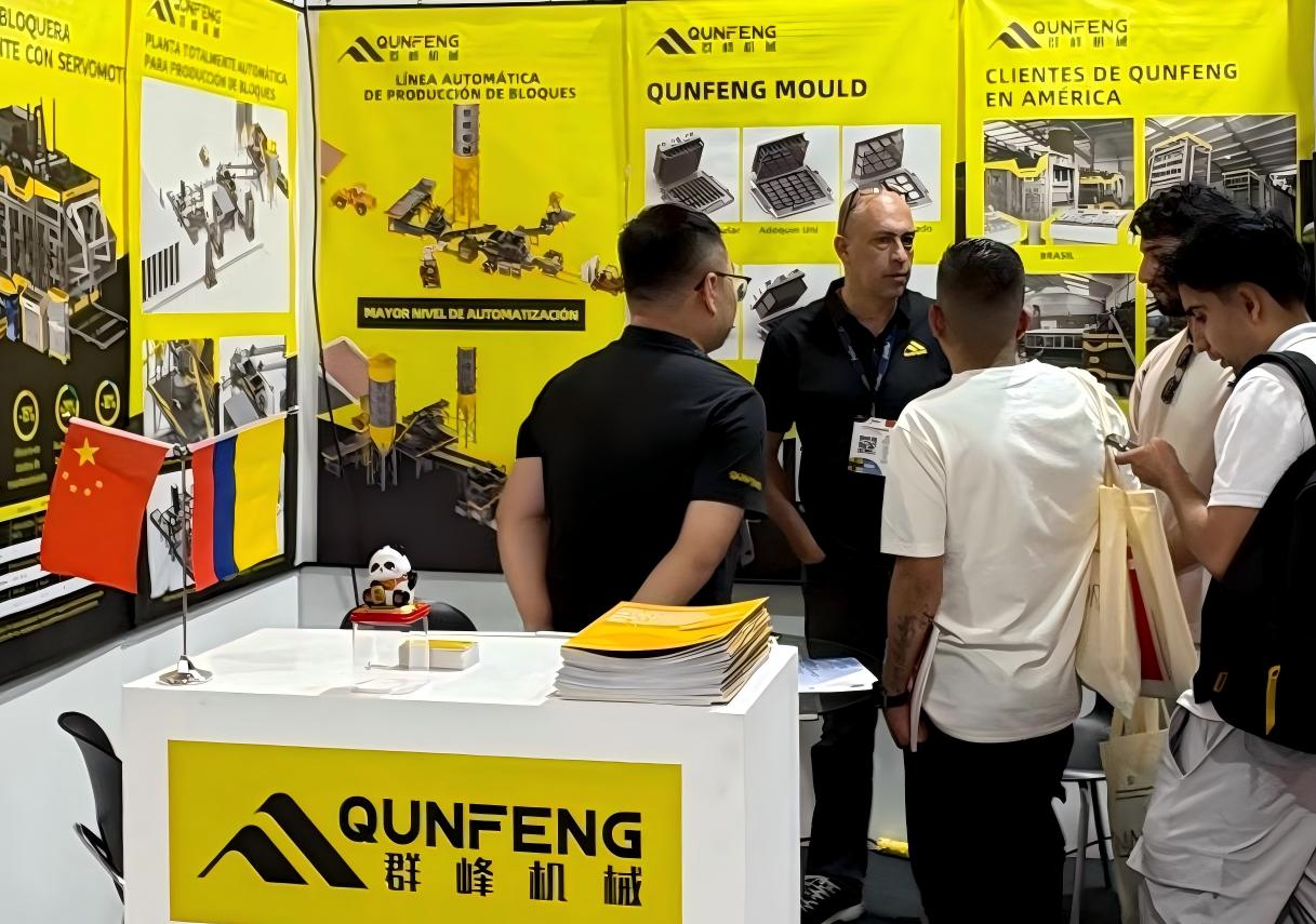 Qunfeng Machinery’s South American team holds talks with Colombian clients. क्यूनफेंग मशीनरी की दक्षिण अमेरिकी टीम कोलम्बियाई ग्राहकों के साथ बातचीत करती है।