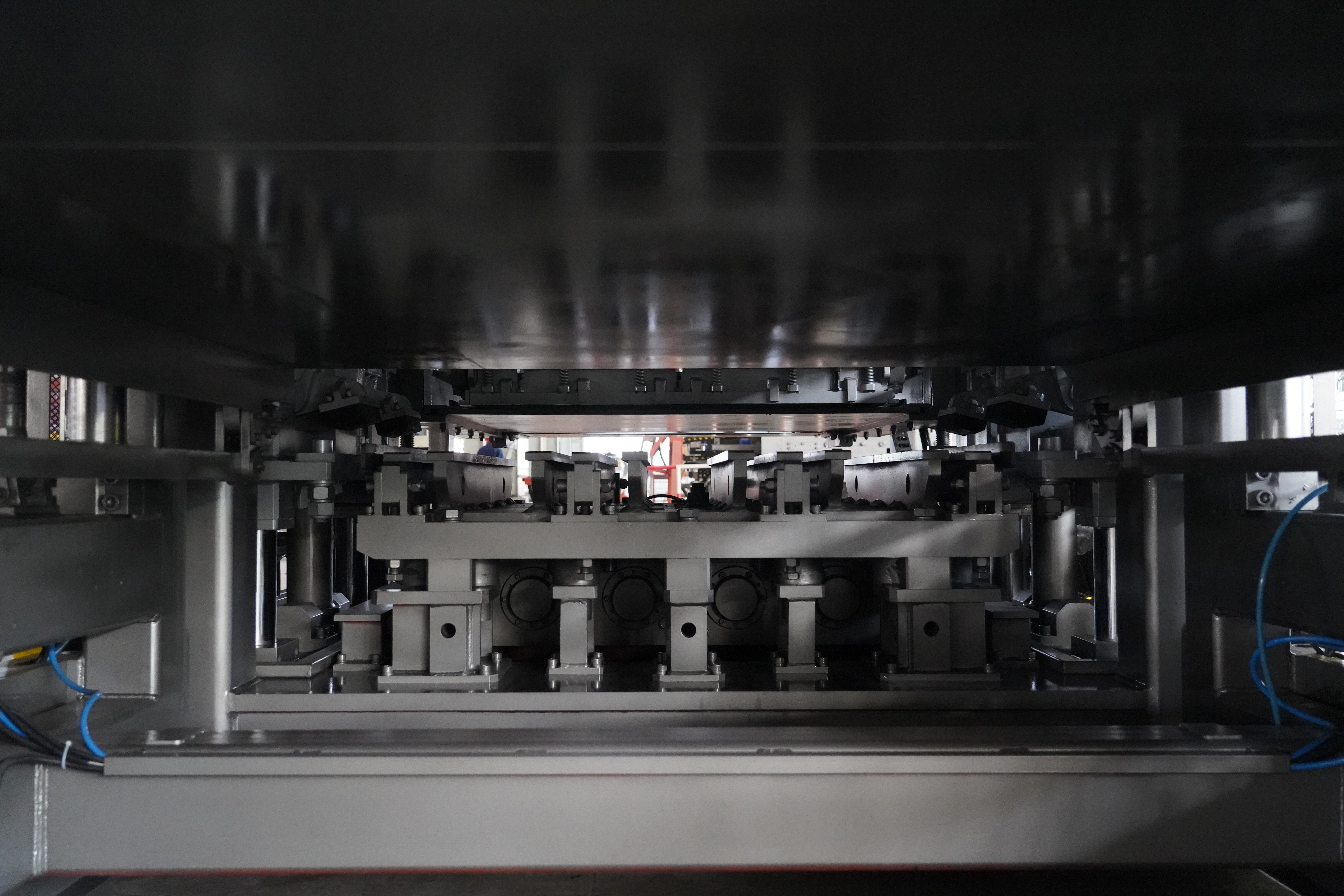 The third-generation servo-vibration system, an invention patented by Qunfeng Machinery, was developed in-house. तीसरी पीढ़ी की सर्वो-कंपन प्रणाली, क्यूनफेंग मशीनरी द्वारा पेटेंट कराया गया एक आविष्कार, इन-हाउस विकसित किया गया था।