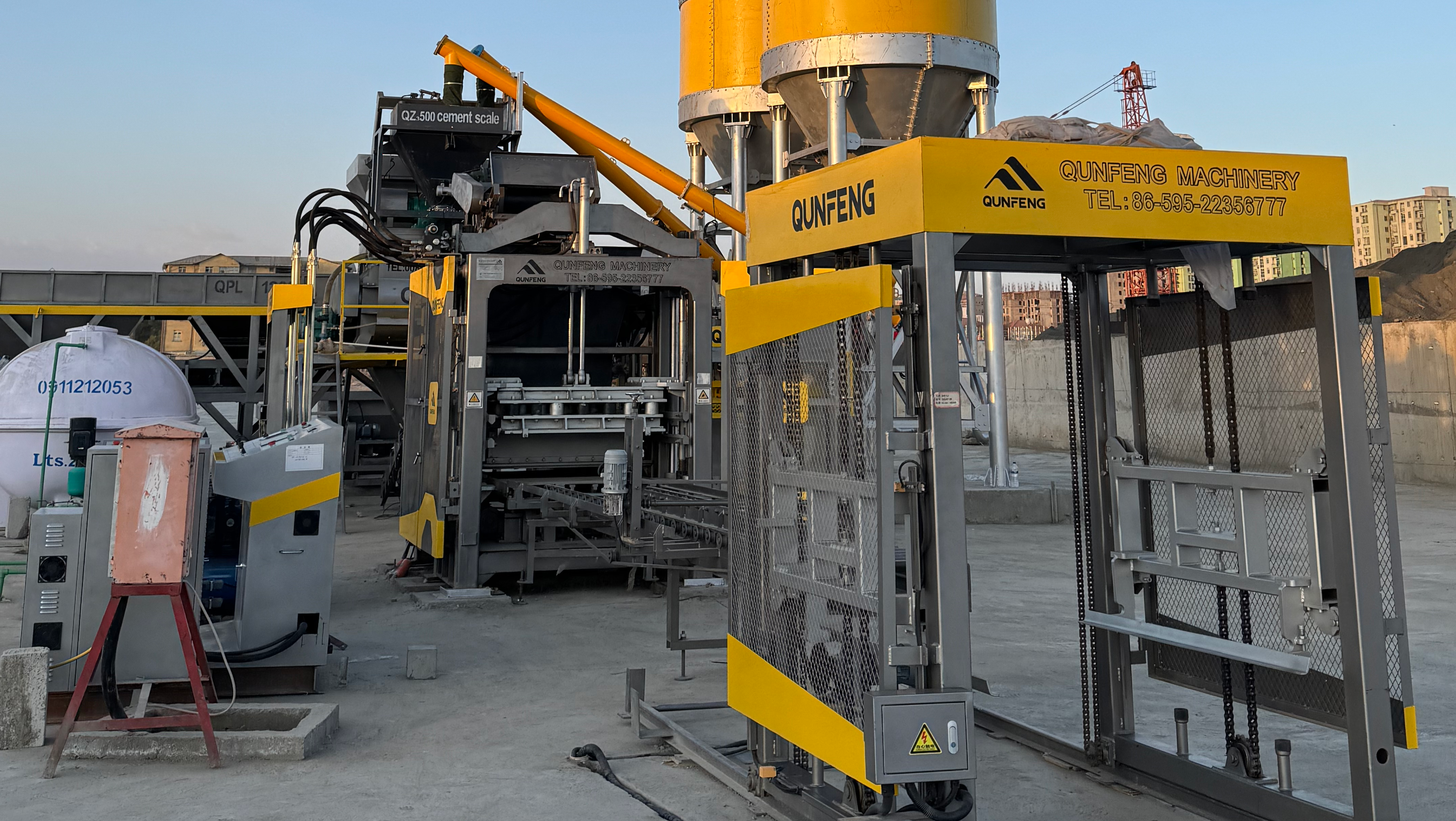 Qunfeng Machinery’s concrete product production line project site in Ethiopia, developed in partnership with a large state-owned enterprise. इथियोपिया में क्यूनफेंग मशीनरी की कंक्रीट उत्पाद उत्पादन लाइन परियोजना साइट, एक बड़े राज्य के स्वामित्व वाले उद्यम के साथ साझेदारी में विकसित की गई है।