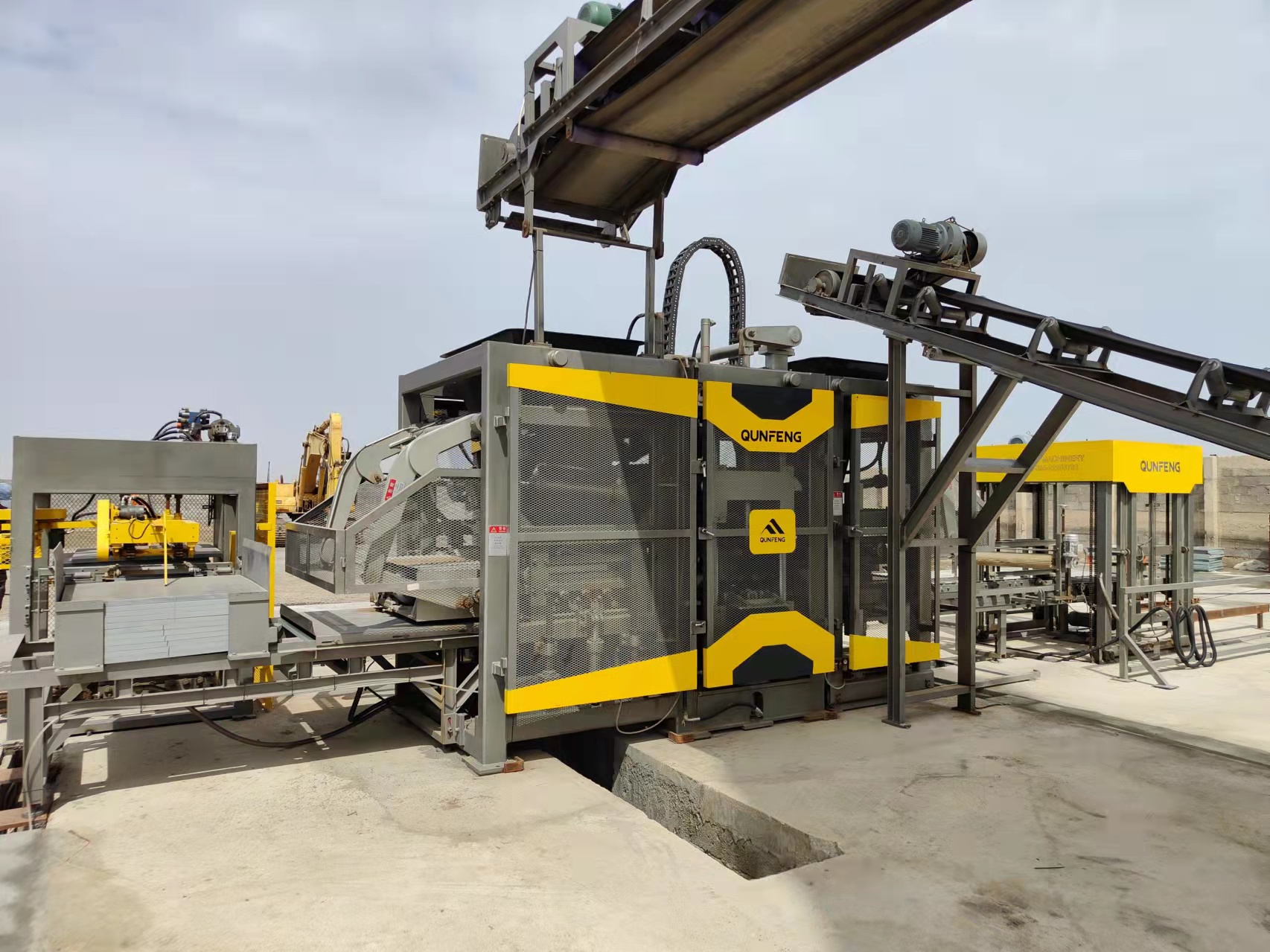 QS1300 fully automatic concrete product production line purchased by a customer in Oman. ओमान में एक ग्राहक द्वारा खरीदी गई QS1300 पूरी तरह से स्वचालित कंक्रीट उत्पाद उत्पादन लाइन।