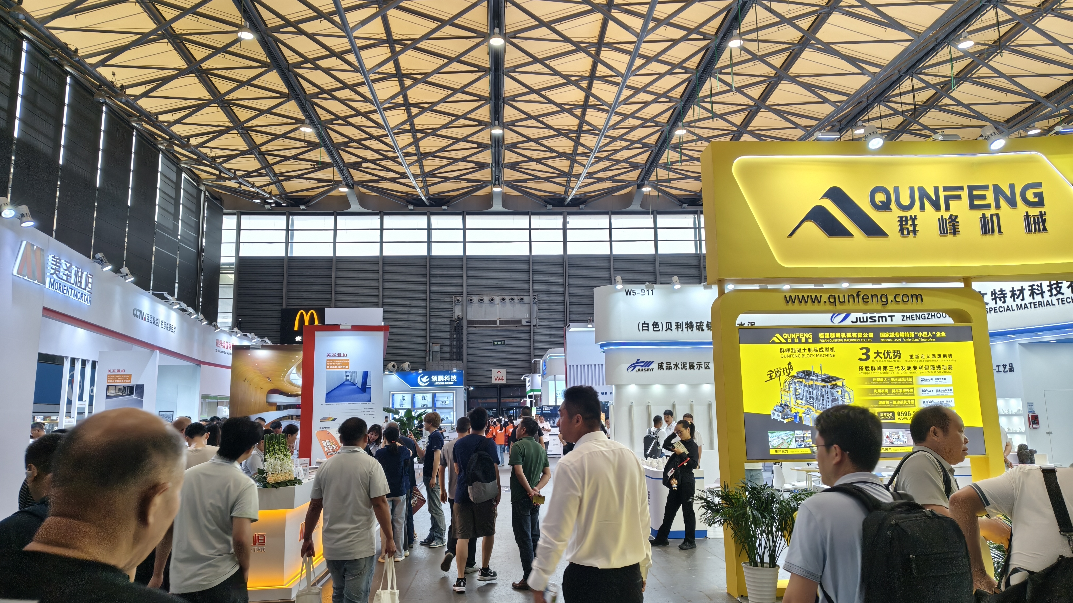 Qunfeng Machinery’s booth draws crowds, making it the hottest brand in the block-making machine industry. क्यूनफेंग मशीनरी का बूथ भीड़ को आकर्षित करता है, जिससे यह ब्लॉक-मेकिंग मशीन उद्योग में सबसे लोकप्रिय ब्रांड बन जाता है।