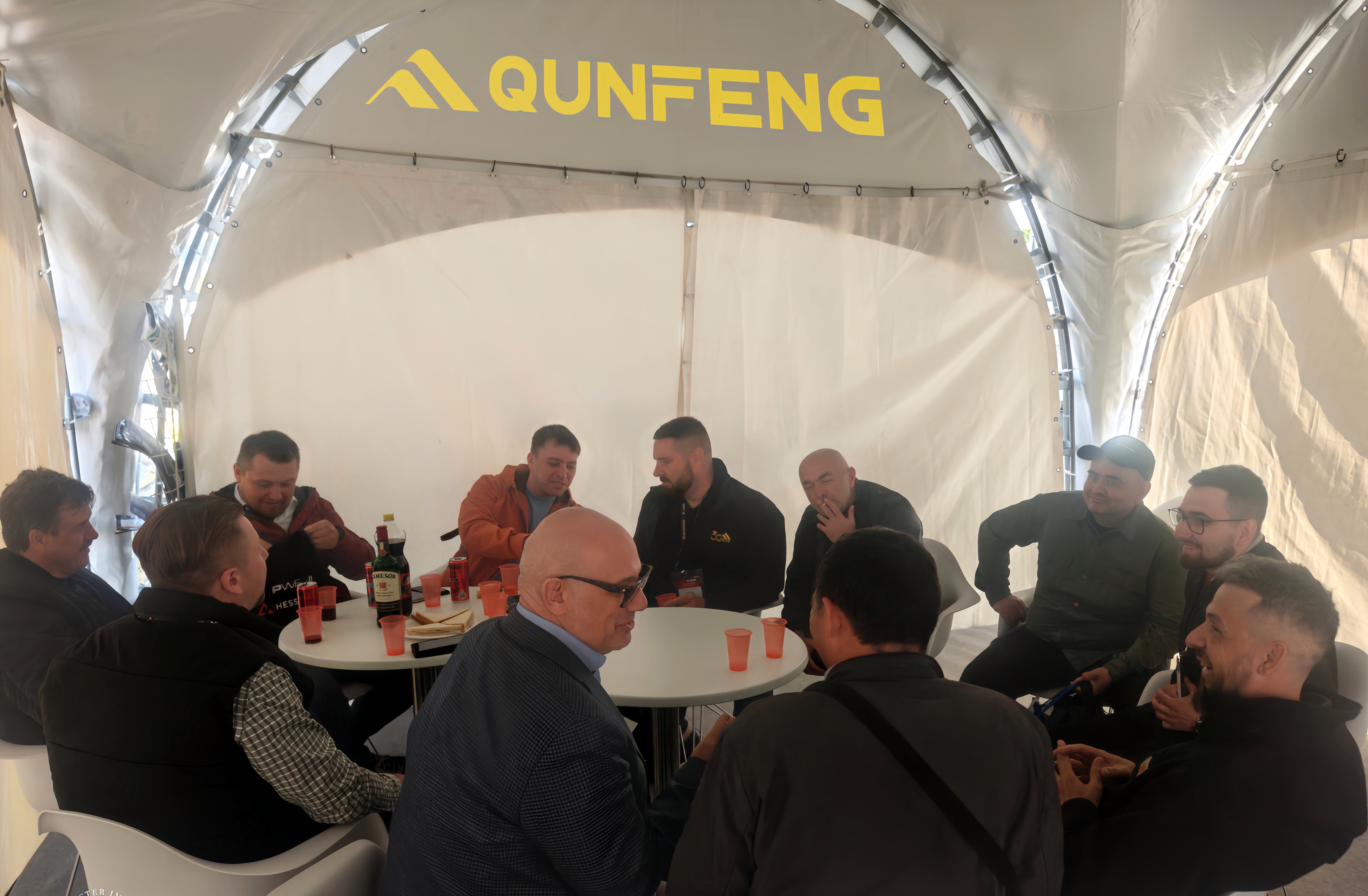 Qunfeng Machinery’s overseas subsidiary and specialized local technical team discuss products with clients. क्यूनफेंग मशीनरी की विदेशी सहायक कंपनी और विशेष स्थानीय तकनीकी टीम ग्राहकों के साथ उत्पादों पर चर्चा करती है।