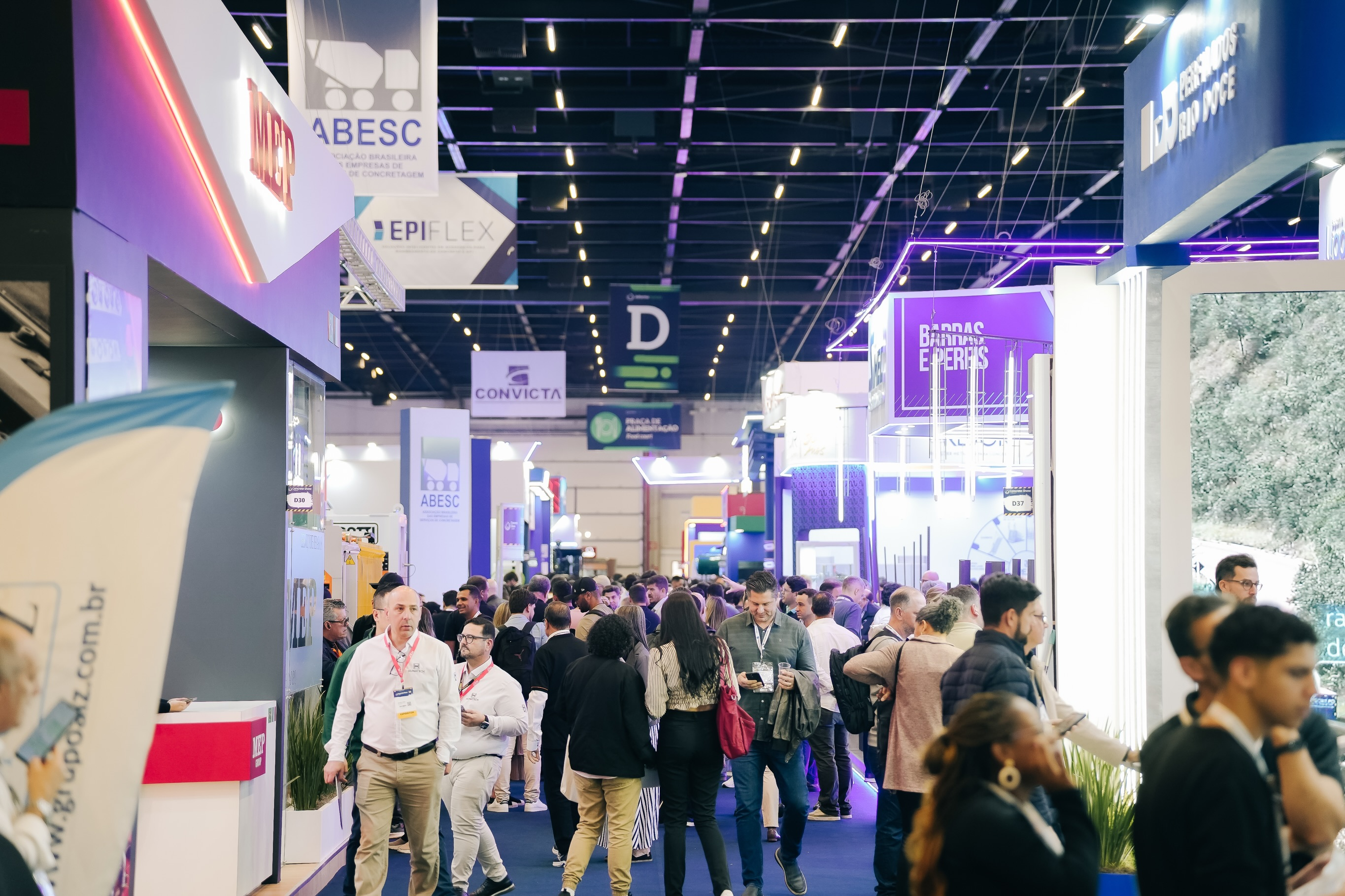Global buyers and leading industry brands gathered at the Brazil International Concrete Exhibition, with Qunfeng Machinery becoming the most popular building materials machinery exhibitor. वैश्विक खरीदार और अग्रणी उद्योग ब्रांड ब्राजील अंतर्राष्ट्रीय कंक्रीट प्रदर्शनी में एकत्र हुए, जिसमें क्यूनफेंग मशीनरी सबसे लोकप्रिय निर्माण सामग्री मशीनरी प्रदर्शक बन गई।