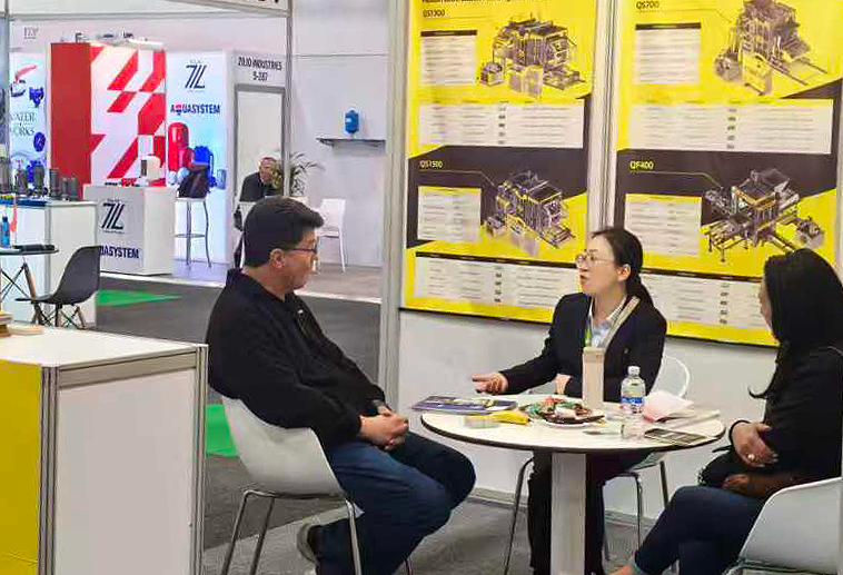 The Qunfeng Machinery team discusses a customized concrete product production line solution with an African client. क्यूनफेंग मशीनरी टीम एक अफ्रीकी ग्राहक के साथ अनुकूलित कंक्रीट उत्पाद उत्पादन लाइन समाधान पर चर्चा करती है।