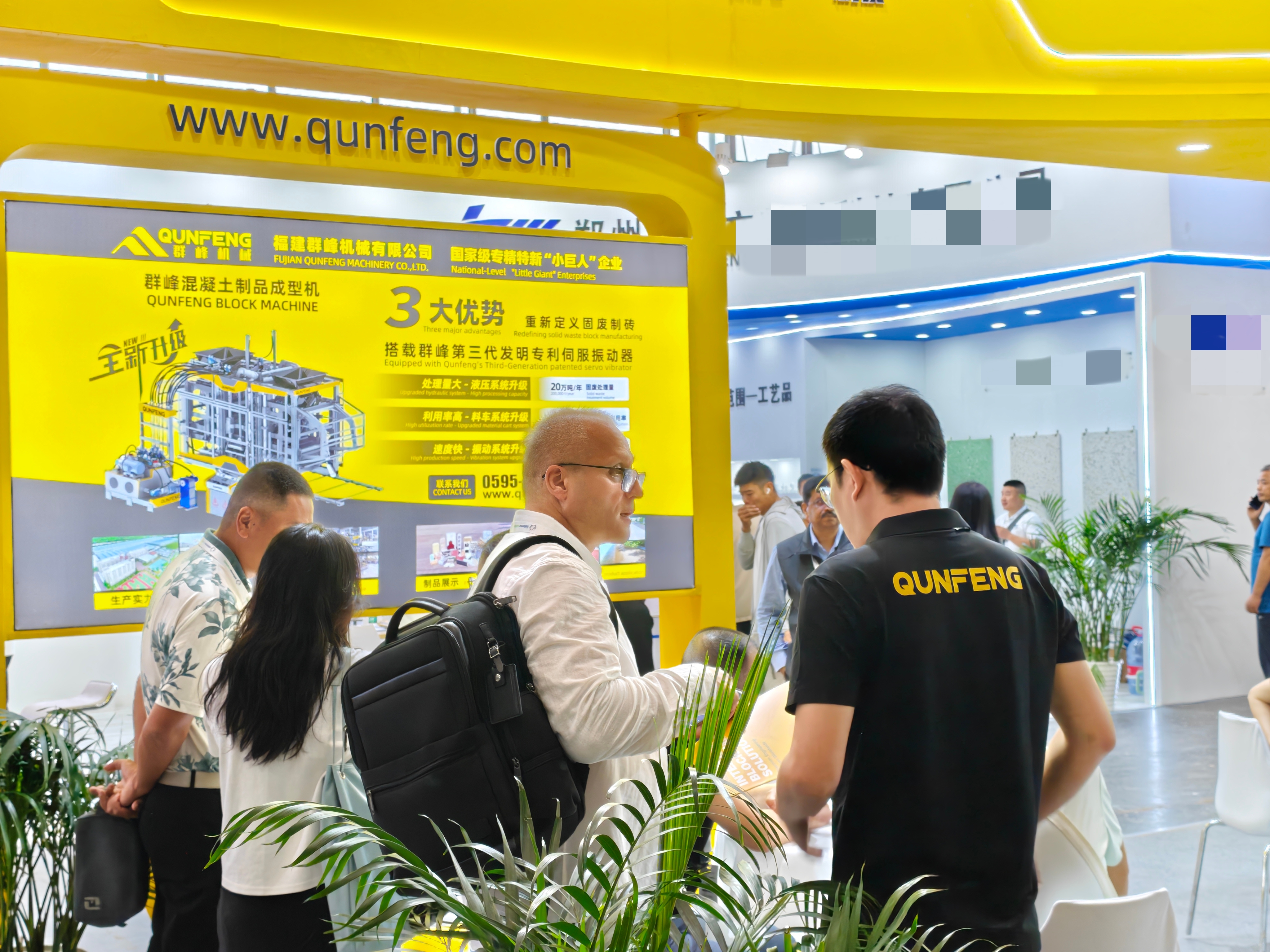 Central Asian clients communicating with the Qunfeng Machinery team. मध्य एशियाई ग्राहक क्यूनफेंग मशीनरी टीम के साथ संवाद कर रहे हैं।