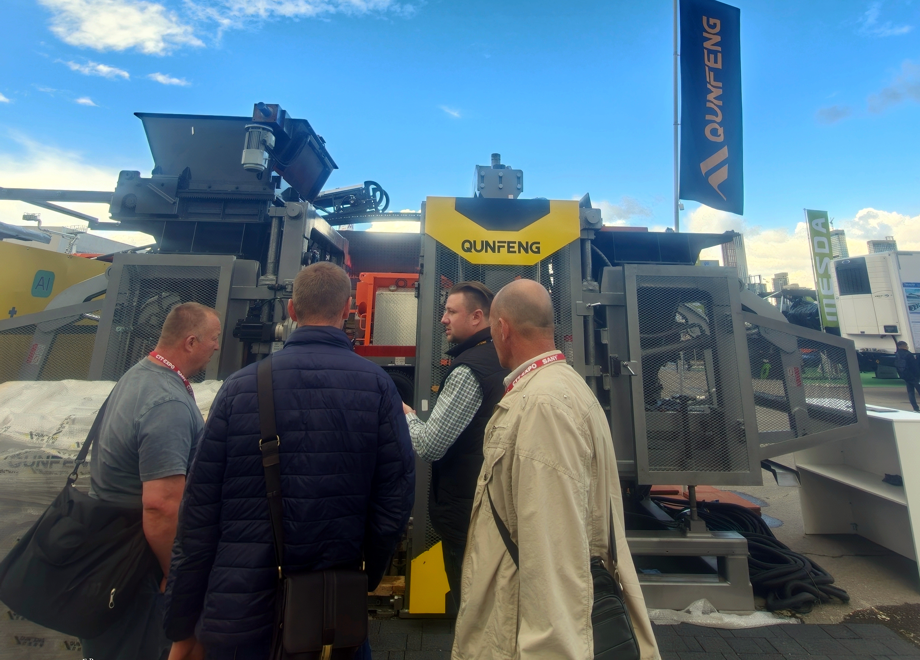 Technical experts from Qunfeng Machinery provide overseas professional buyers with a detailed explanation of the core advantages of the QS series molding machines. क्यूनफेंग मशीनरी के तकनीकी विशेषज्ञ विदेशी पेशेवर खरीदारों को क्यूएस श्रृंखला मोल्डिंग मशीनों के मुख्य लाभों की विस्तृत व्याख्या प्रदान करते हैं।