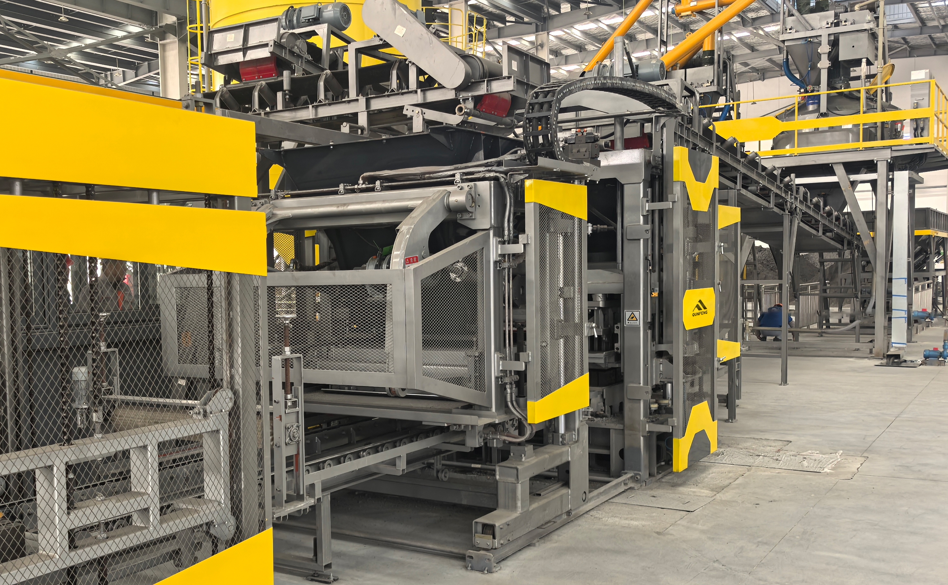 QS Series Fully Automatic Concrete Product Molding Machine Suitable for High-Latitude Cold Climates क्यूएस श्रृंखला पूरी तरह से स्वचालित कंक्रीट उत्पाद मोल्डिंग मशीन उच्च-अक्षांश ठंडी जलवायु के लिए उपयुक्त है