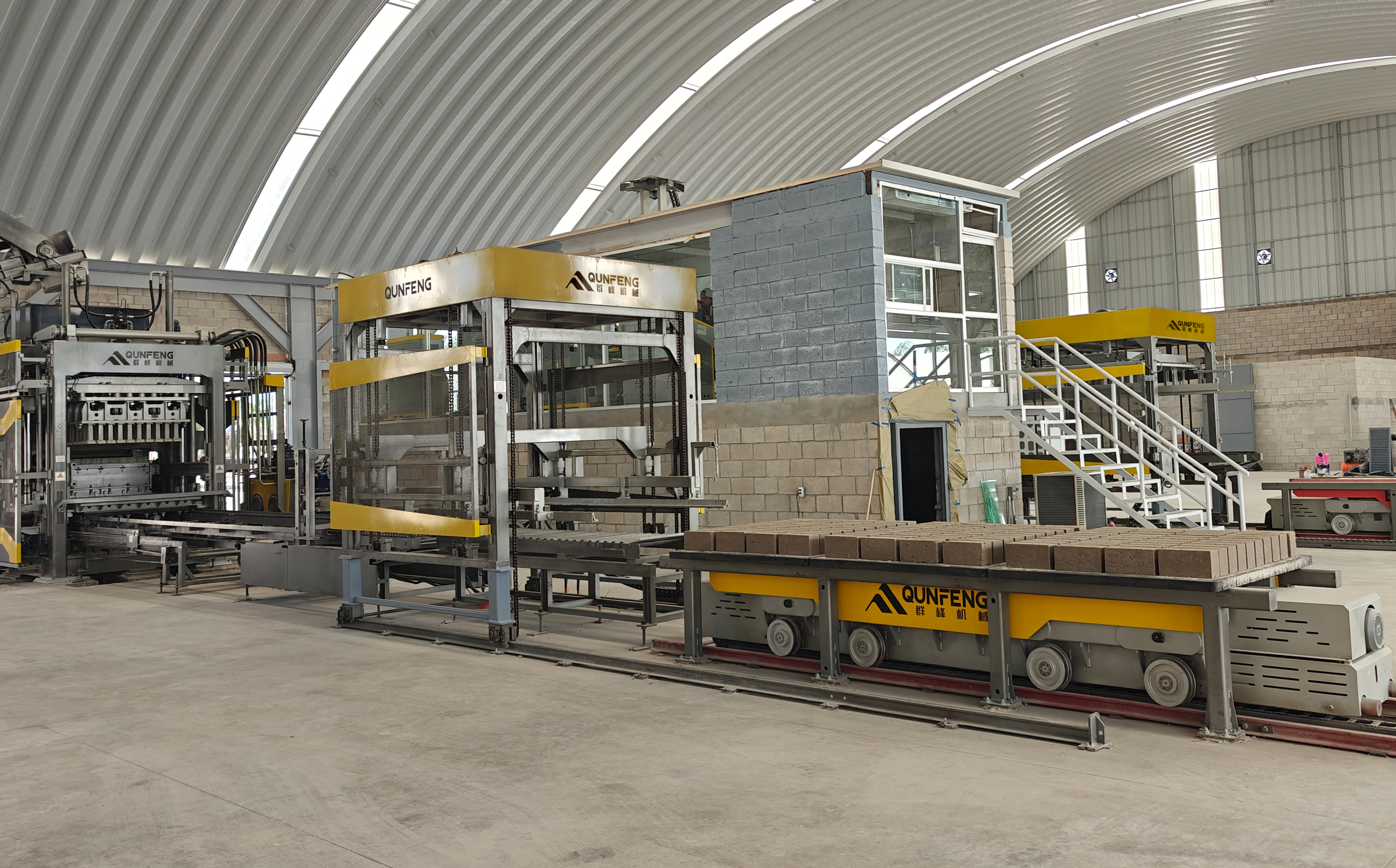 Qunfeng Machinery’s QS2000 fully automated concrete product molding production line, which has been in operation in Mexico for many years. क्यूनफेंग मशीनरी की QS2000 पूरी तरह से स्वचालित कंक्रीट उत्पाद मोल्डिंग उत्पादन लाइन, जो कई वर्षों से मैक्सिको में परिचालन में है।