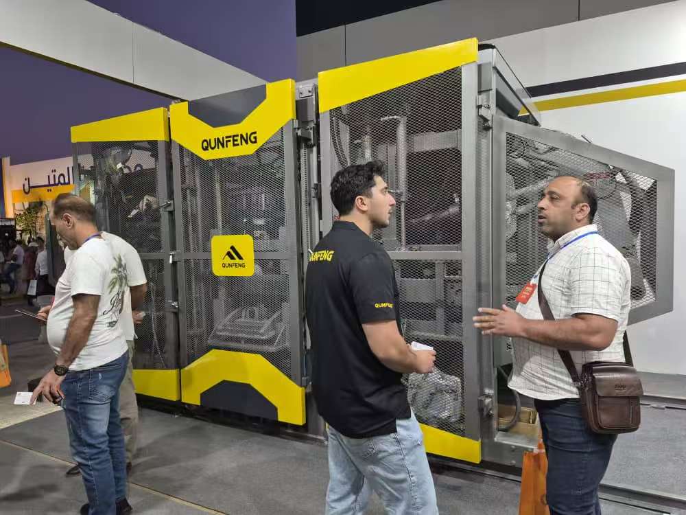 The Qunfeng team presents the production line solution to Middle Eastern clients with strong purchasing intent. क्यूनफेंग टीम मजबूत खरीदारी इरादे के साथ मध्य पूर्वी ग्राहकों के लिए उत्पादन लाइन समाधान प्रस्तुत करती है।