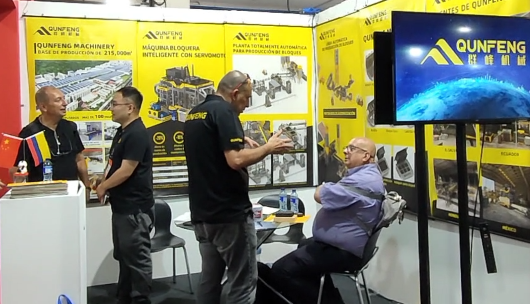 The Qunfeng Machinery South America team introduces product parameters to South American customers. क्यूनफेंग मशीनरी दक्षिण अमेरिका टीम दक्षिण अमेरिकी ग्राहकों के लिए उत्पाद मापदंडों का परिचय देती है।