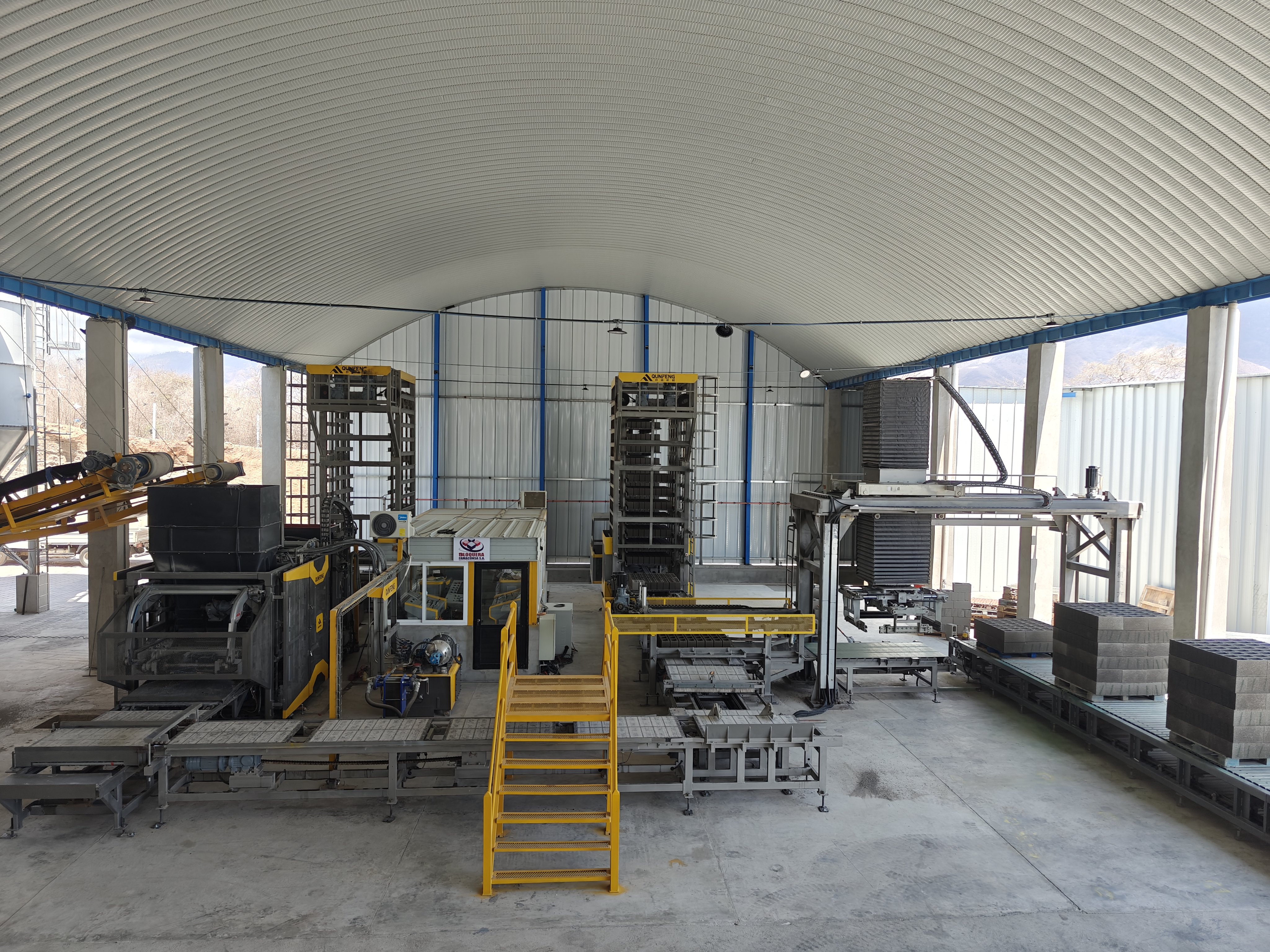 Qunfeng Machinery QS1500 Fully Automated Concrete Products Production Line Exported to Guatemala, South America क्यूनफेंग मशीनरी QS1500 पूरी तरह से स्वचालित कंक्रीट उत्पाद उत्पादन लाइन ग्वाटेमाला, दक्षिण अमेरिका को निर्यात की गई