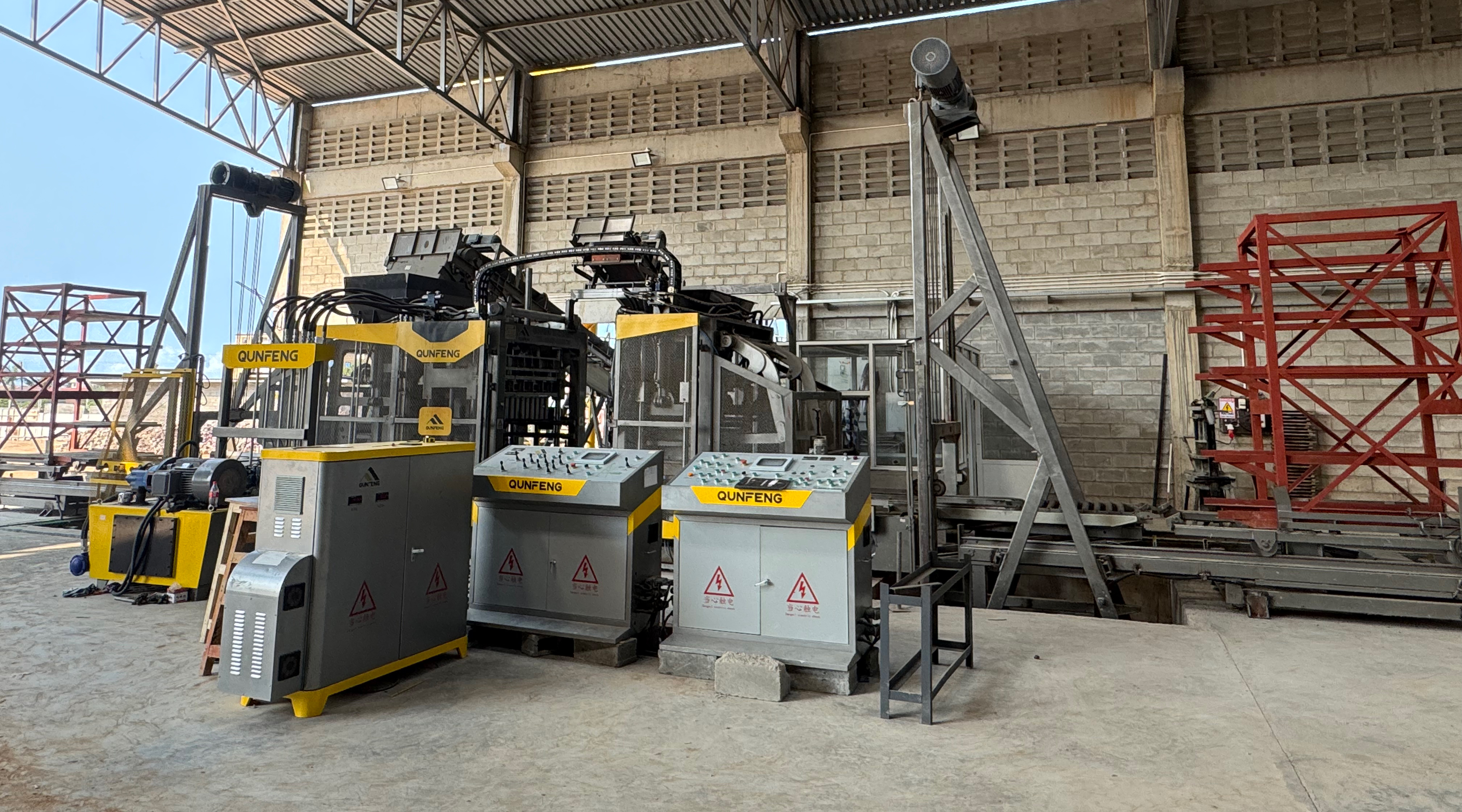 Qunfeng Machinery custom-designed an automatic concrete product production line with a U-shaped layout and rack system, tailored to the specific conditions of a client in Tanzania, Africa. क्यूनफेंग मशीनरी ने यू-आकार के लेआउट और रैक सिस्टम के साथ एक स्वचालित कंक्रीट उत्पाद उत्पादन लाइन को कस्टम-डिज़ाइन किया, जो तंजानिया, अफ्रीका में एक ग्राहक की विशिष्ट परिस्थितियों के अनुरूप है।