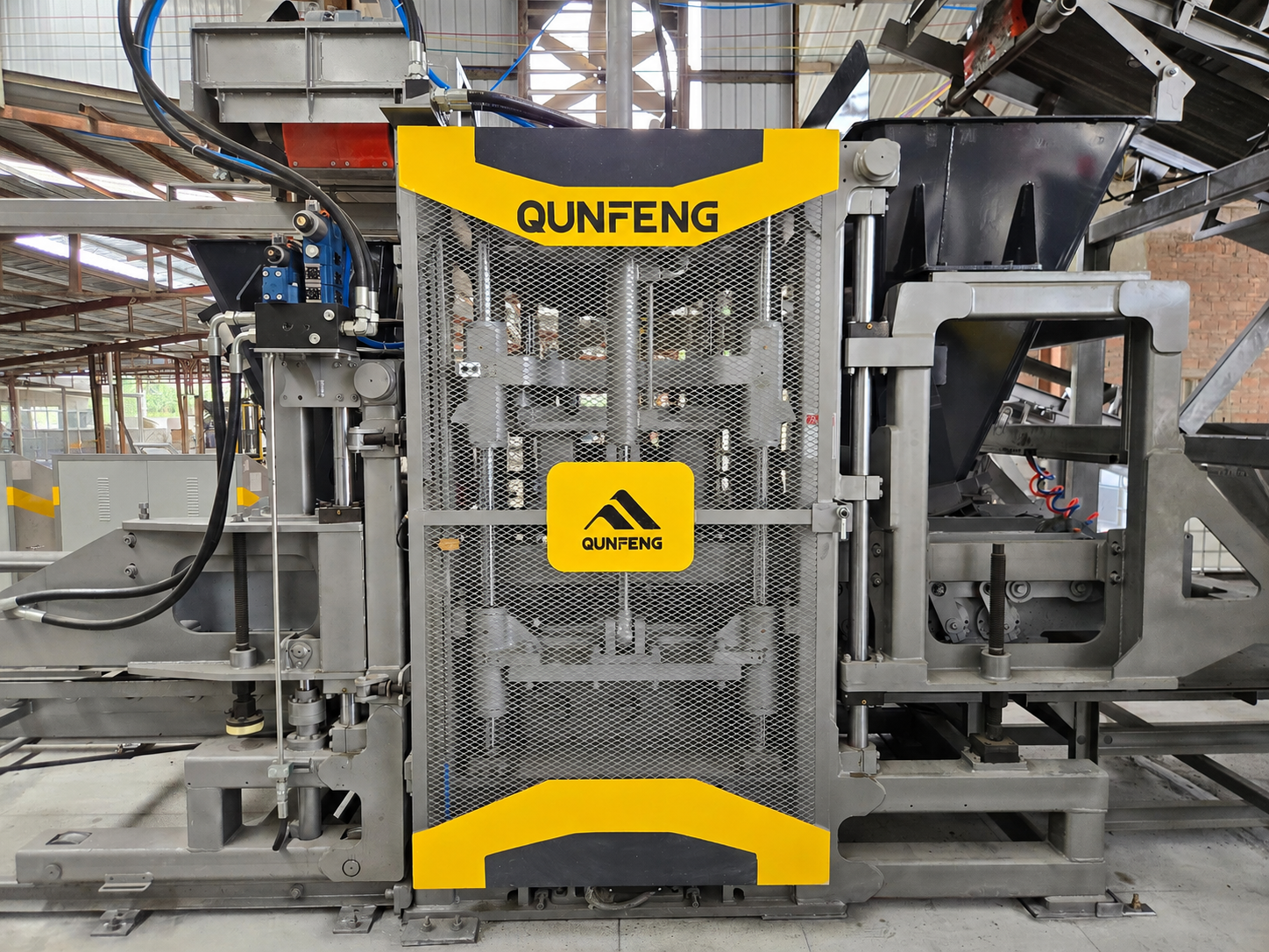 Main unit of the Qunfeng Machinery QS Series Fully Automatic Concrete Product Forming Machine क्यूनफेंग मशीनरी क्यूएस श्रृंखला की मुख्य इकाई पूरी तरह से स्वचालित कंक्रीट उत्पाद बनाने की मशीन