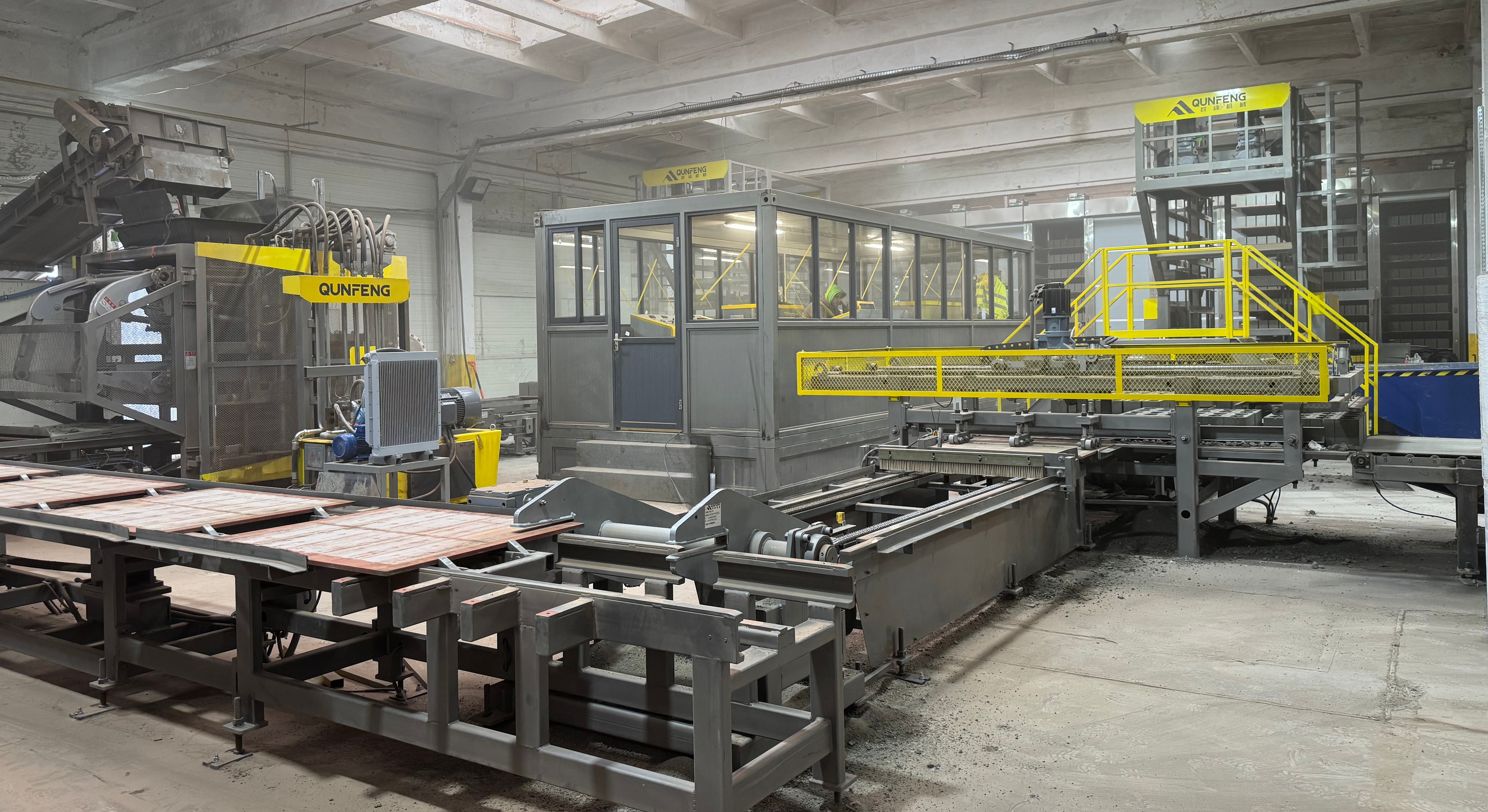 On-site Operation of Qunfeng Machinery’s QS Series Fully Automatic Concrete Products Production Line in Poland पोलैंड में क्यूनफेंग मशीनरी की क्यूएस श्रृंखला की पूरी तरह से स्वचालित कंक्रीट उत्पाद उत्पादन लाइन का ऑन-साइट संचालन