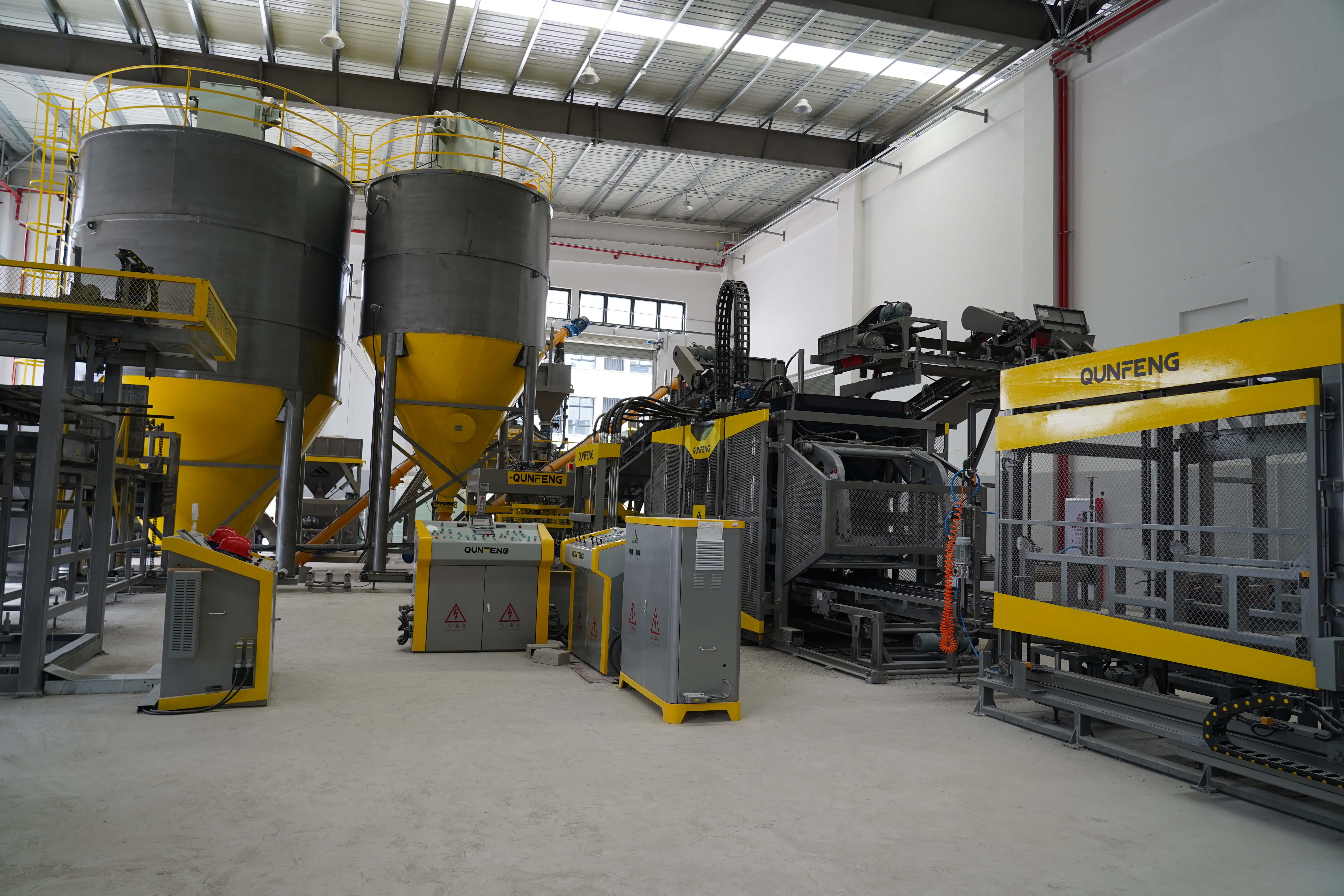 QS1300 solid waste concrete product production line put into operation in Fujian Province. QS1300 ठोस अपशिष्ट कंक्रीट उत्पाद उत्पादन लाइन को फ़ुज़ियान प्रांत में परिचालन में लाया गया।