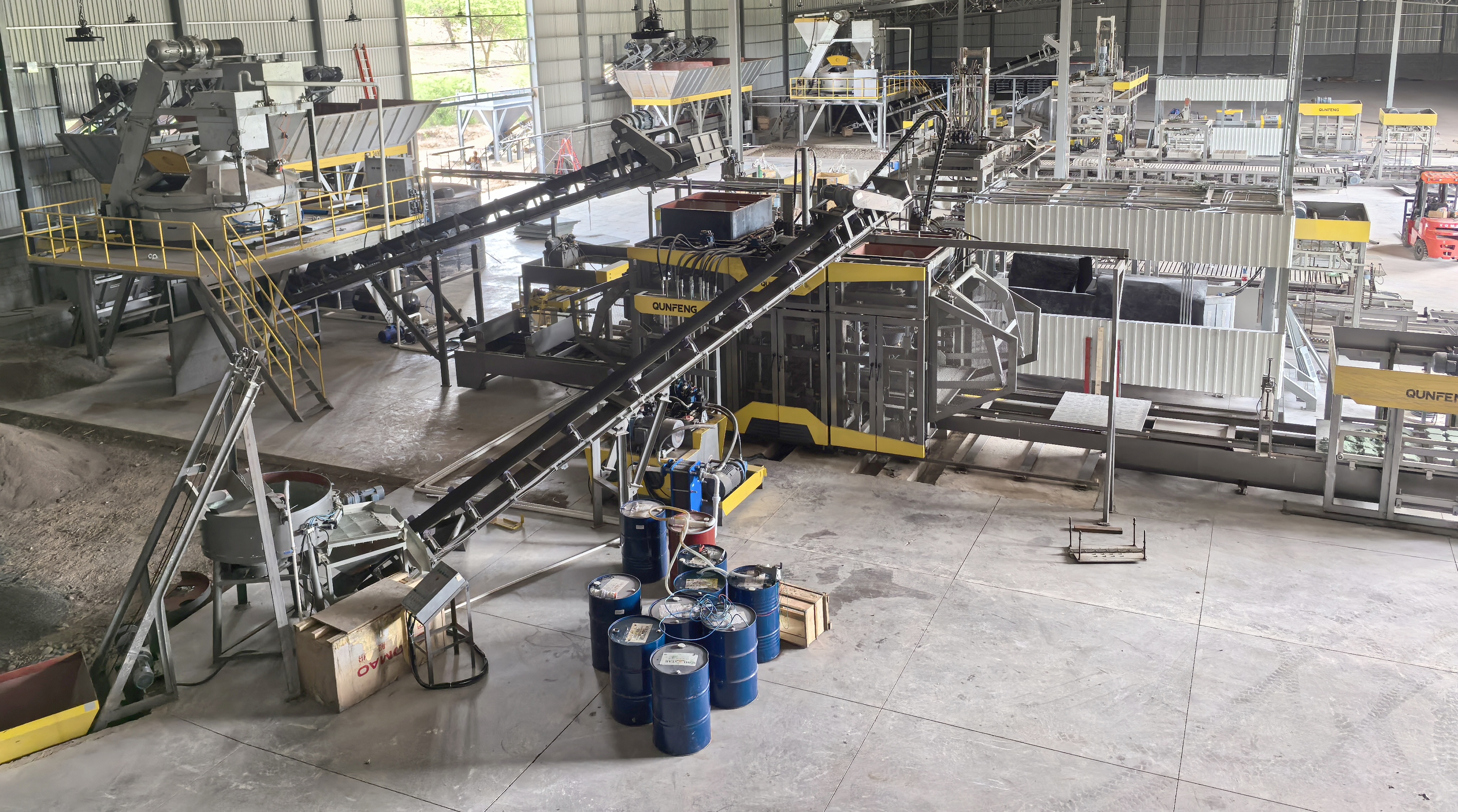 Honduras’s Qunfeng Machinery QS2000 fully automated concrete product molding production line has become the largest and most stable block-making production line in the region. होंडुरास की क्यूनफेंग मशीनरी QS2000 पूरी तरह से स्वचालित कंक्रीट उत्पाद मोल्डिंग उत्पादन लाइन इस क्षेत्र में सबसे बड़ी और सबसे स्थिर ब्लॉक-बनाने वाली उत्पादन लाइन बन गई है।