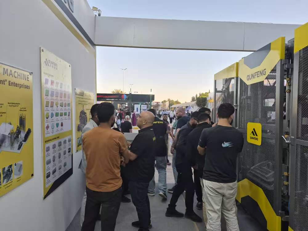 The Qunfeng team presents the production line proposal to a Syrian client with strong purchase intent. क्यूनफेंग टीम मजबूत खरीद इरादे के साथ सीरियाई ग्राहक को उत्पादन लाइन का प्रस्ताव प्रस्तुत करती है।