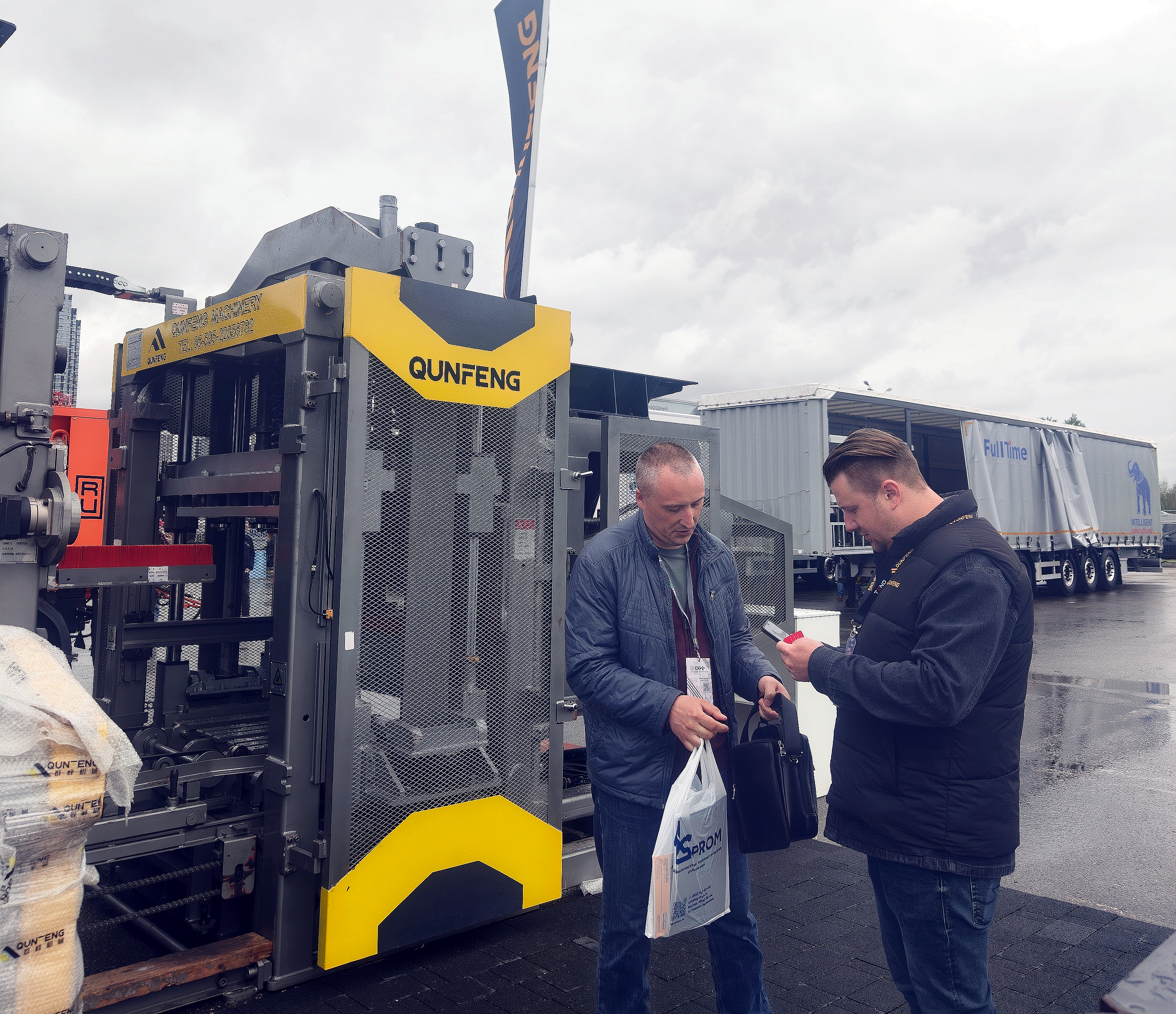 Technical experts from Qunfeng Machinery provide overseas professional buyers with a detailed explanation of the core advantages of the QS series molding machines. क्यूनफेंग मशीनरी के तकनीकी विशेषज्ञ विदेशी पेशेवर खरीदारों को क्यूएस श्रृंखला मोल्डिंग मशीनों के मुख्य लाभों की विस्तृत व्याख्या प्रदान करते हैं।
