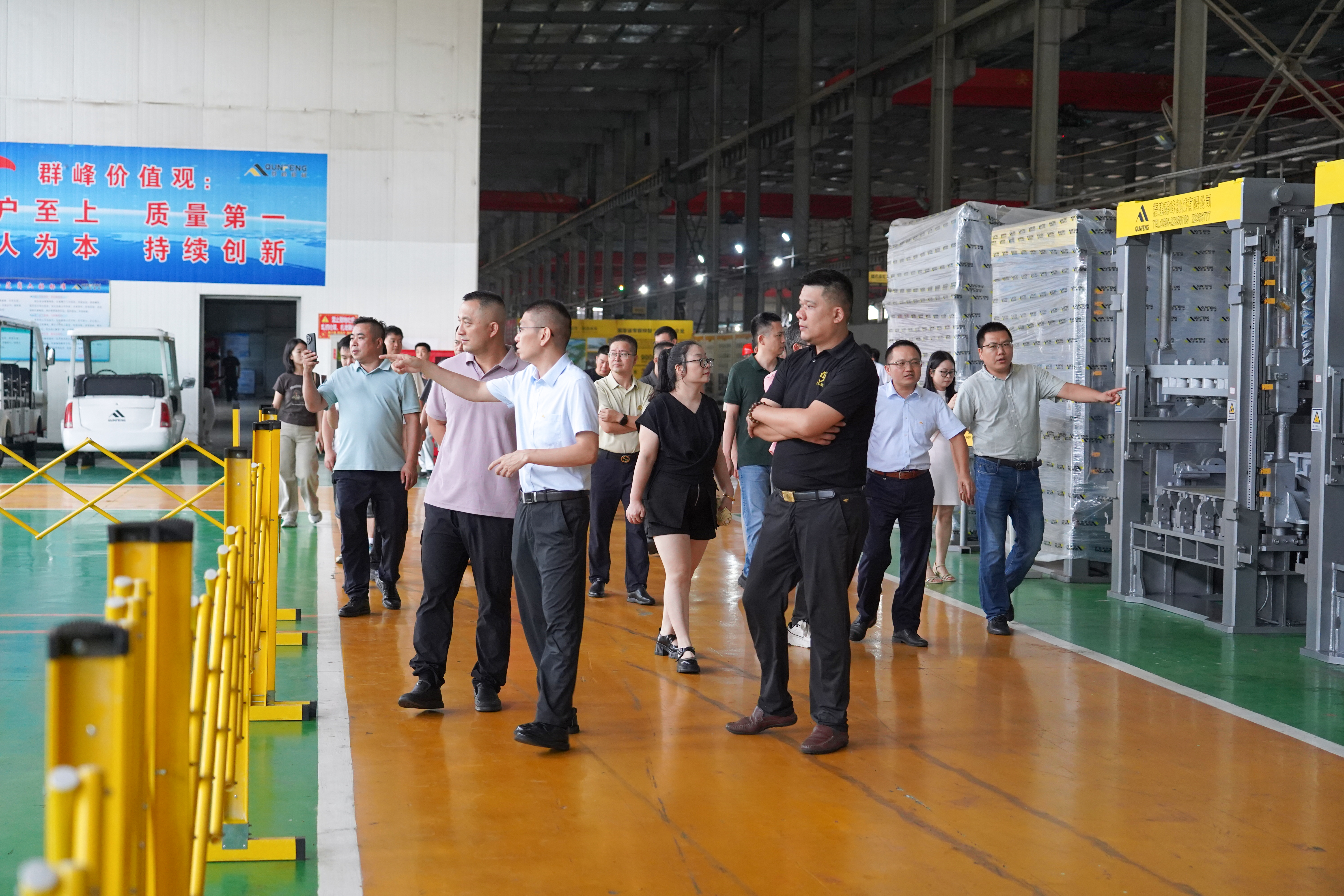 Guests tour Qunfeng Machinery’s intelligent workshop. अतिथियों ने क्यूनफेंग मशीनरी की बुद्धिमान कार्यशाला का दौरा किया।