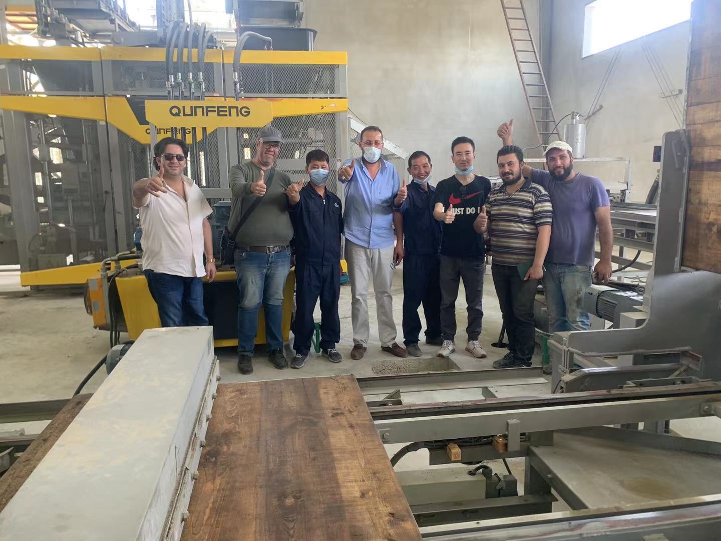 A photo of Qunfeng technical engineers with a customer; Qunfeng Machinery holds significant influence in the Middle East. एक ग्राहक के साथ क्यूनफेंग तकनीकी इंजीनियरों की एक तस्वीर; क्यूनफेंग मशीनरी मध्य पूर्व में महत्वपूर्ण प्रभाव रखती है।