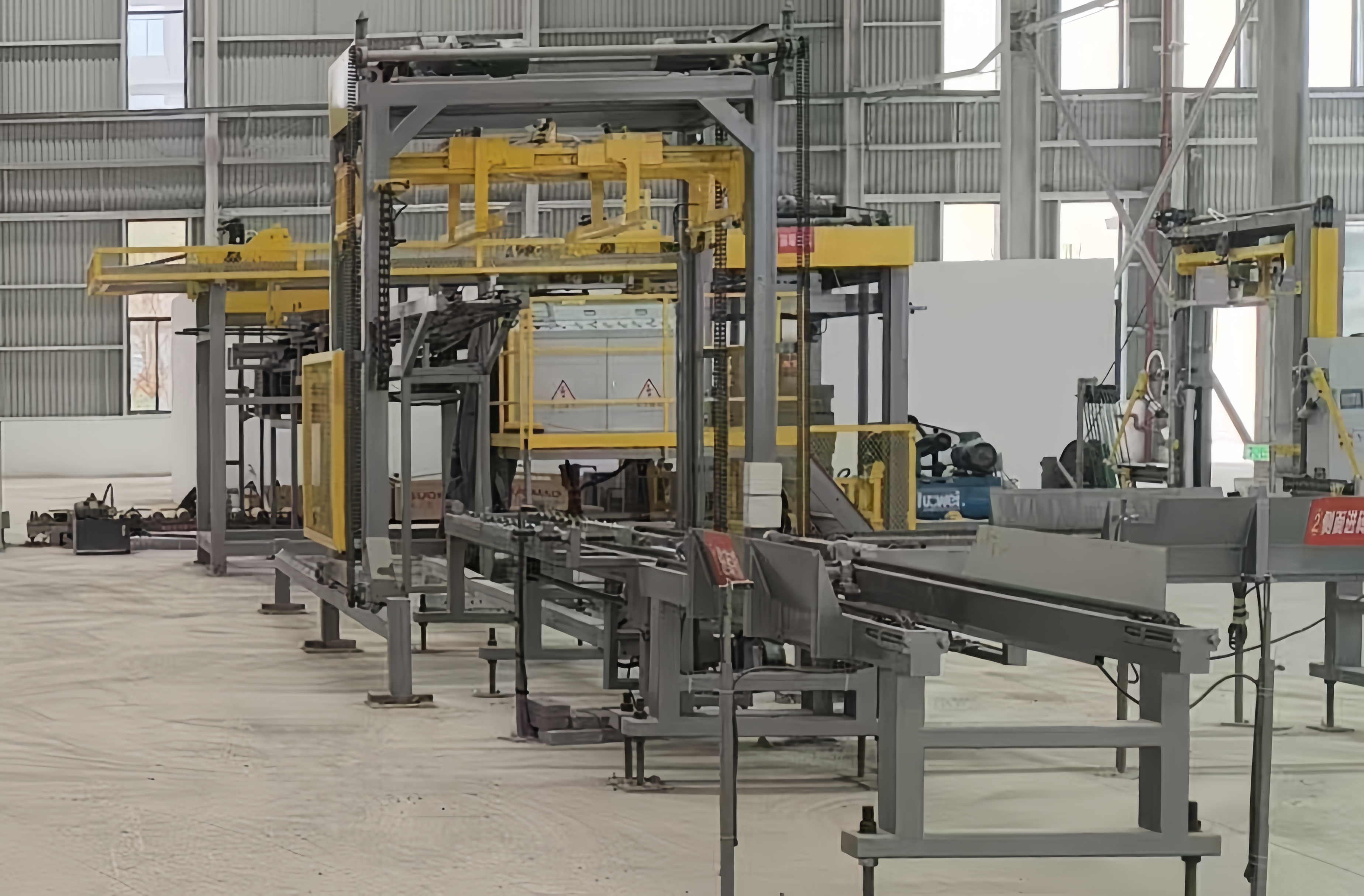 Side Block Feeder & Palletizing Equipment Customized by Qunfeng Machinery क्यूनफेंग मशीनरी द्वारा अनुकूलित साइड ब्लॉक फीडर और पैलेटाइज़िंग उपकरण