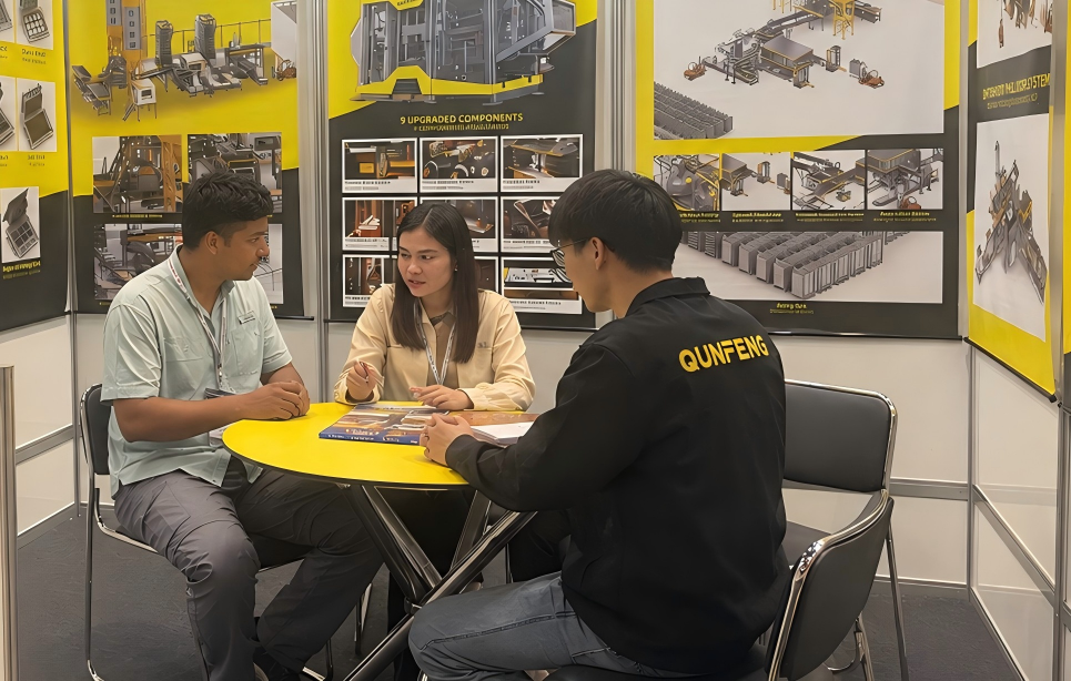 A long-term Brazilian customer visited the Qunfeng Machinery booth to discuss potential future cooperation. एक दीर्घकालिक ब्राजीलियाई ग्राहक ने संभावित भविष्य के सहयोग पर चर्चा करने के लिए क्यूनफेंग मशीनरी बूथ का दौरा किया।