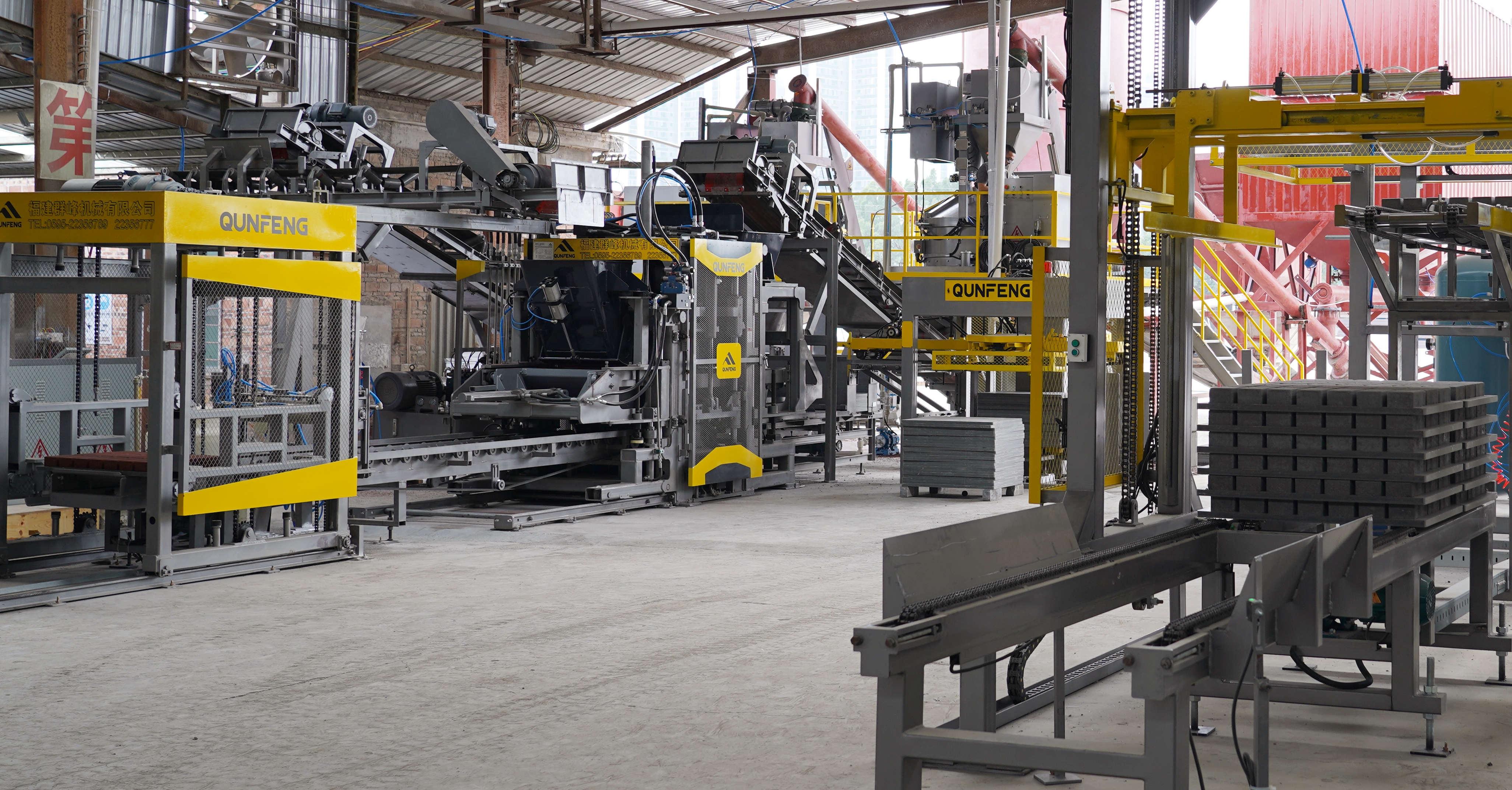 The Qunfeng Machinery production line commissioned by a Guangdong client has become the highest-output block-making line in the local area. गुआंग्डोंग क्लाइंट द्वारा शुरू की गई क्यूनफेंग मशीनरी उत्पादन लाइन स्थानीय क्षेत्र में सबसे अधिक आउटपुट वाली ब्लॉक-मेकिंग लाइन बन गई है।