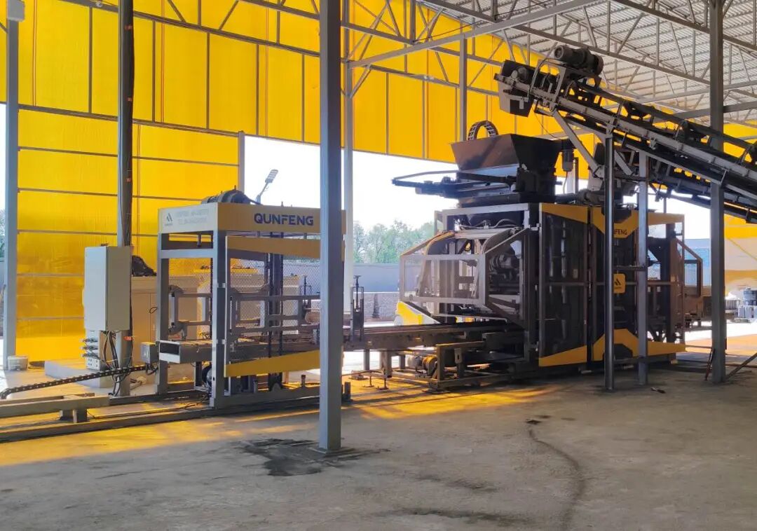 The QS1300 automatic production line with a gantry frame, which has been in operation in Thailand for years, has become a local benchmark. गैन्ट्री फ्रेम के साथ QS1300 स्वचालित उत्पादन लाइन, जो वर्षों से थाईलैंड में चल रही है, एक स्थानीय बेंचमार्क बन गई है।