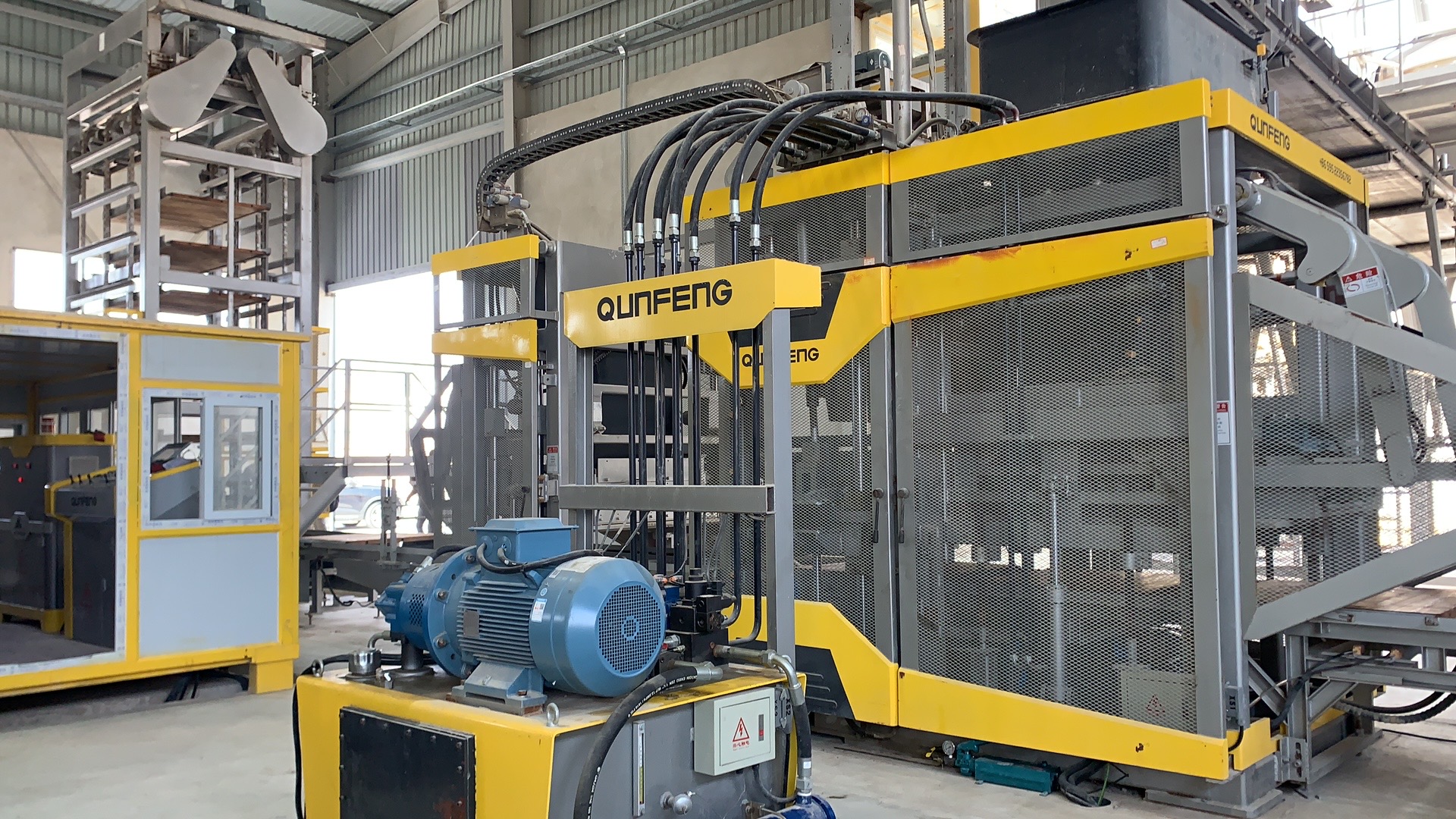 The fully automated concrete product production line, which has been in operation in Syria for many years, continues to deliver stable output. पूरी तरह से स्वचालित कंक्रीट उत्पाद उत्पादन लाइन, जो कई वर्षों से सीरिया में चल रही है, लगातार स्थिर उत्पादन दे रही है।