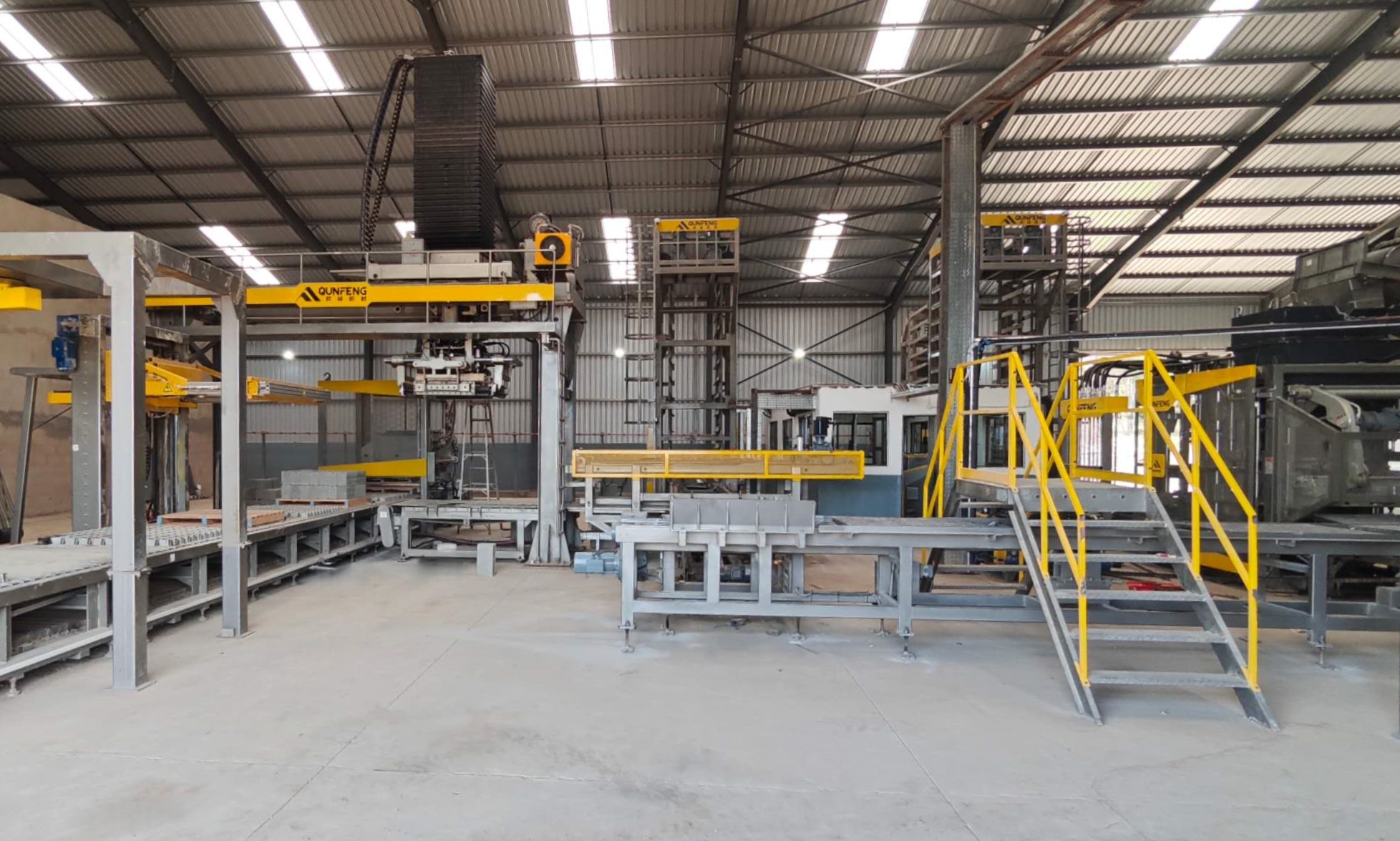 Qunfeng Machinery QS series concrete product production line put into operation in South Africa. क्यूनफेंग मशीनरी क्यूएस श्रृंखला कंक्रीट उत्पाद उत्पादन लाइन दक्षिण अफ्रीका में परिचालन में लाई गई।