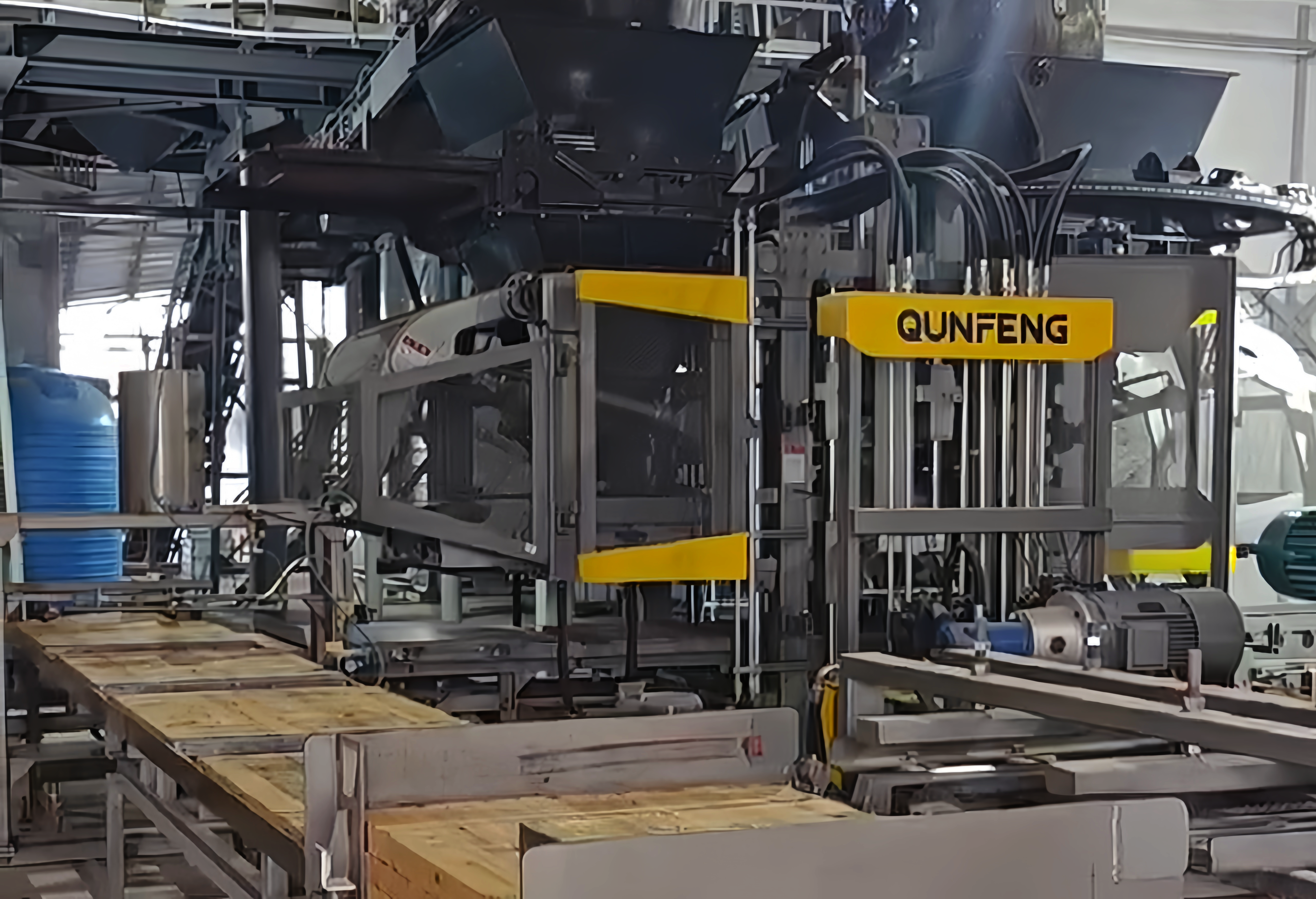 The Qunfeng Machinery QS Series Fully Automatic Concrete Products Production Line in Operation at a Client Site in Kazakhstan क्यूनफेंग मशीनरी क्यूएस श्रृंखला पूरी तरह से स्वचालित कंक्रीट उत्पाद उत्पादन लाइन कजाकिस्तान में एक ग्राहक साइट पर परिचालन में है