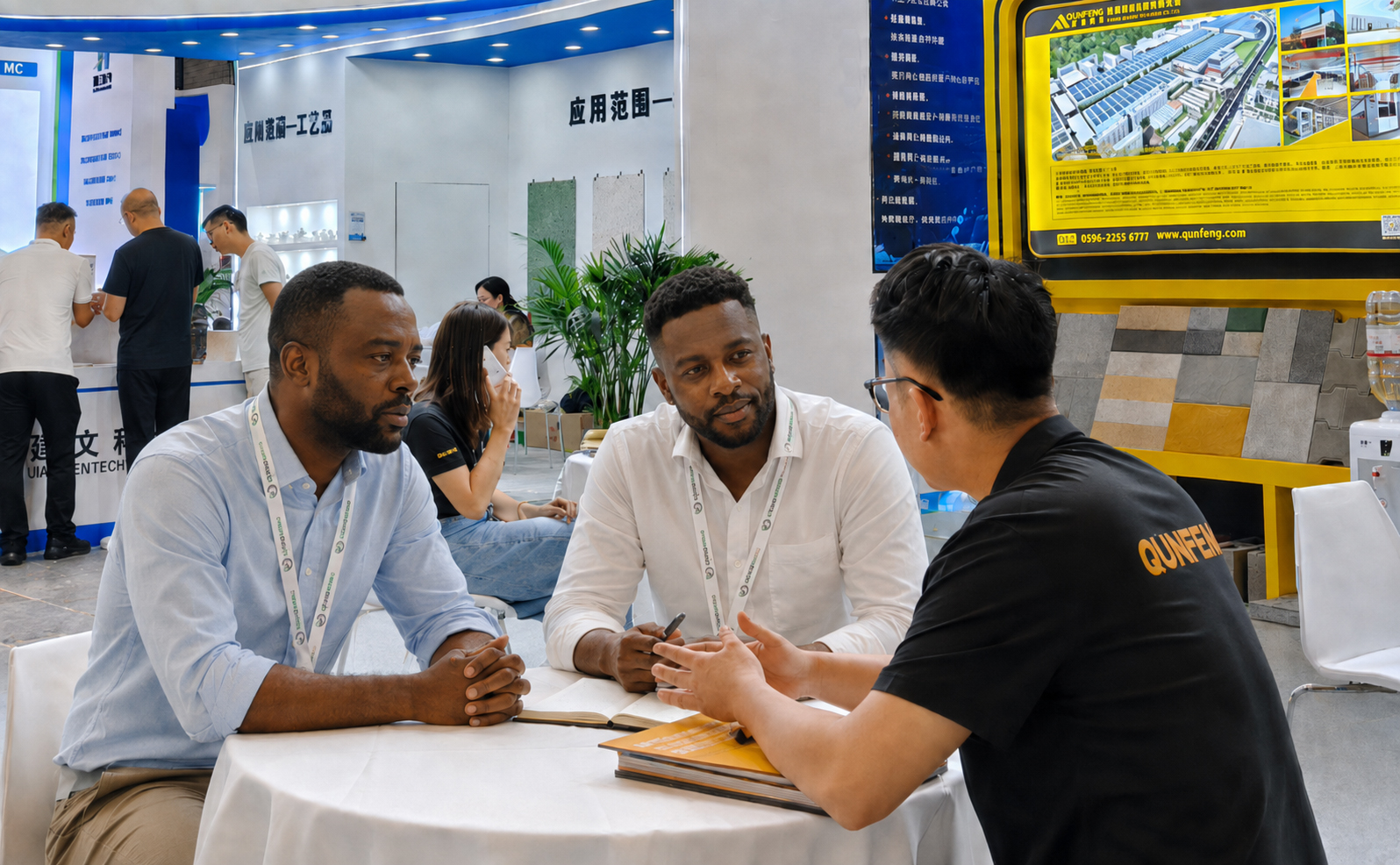 African clients listen attentively as the Qunfeng Machinery team gives a presentation; they show great interest in Qunfeng’s intelligent block-making machines. क्यूनफेंग मशीनरी टीम की प्रस्तुति के दौरान अफ्रीकी ग्राहक ध्यान से सुनते हैं; वे क्यूनफेंग की बुद्धिमान ब्लॉक-बनाने वाली मशीनों में बहुत रुचि दिखाते हैं।