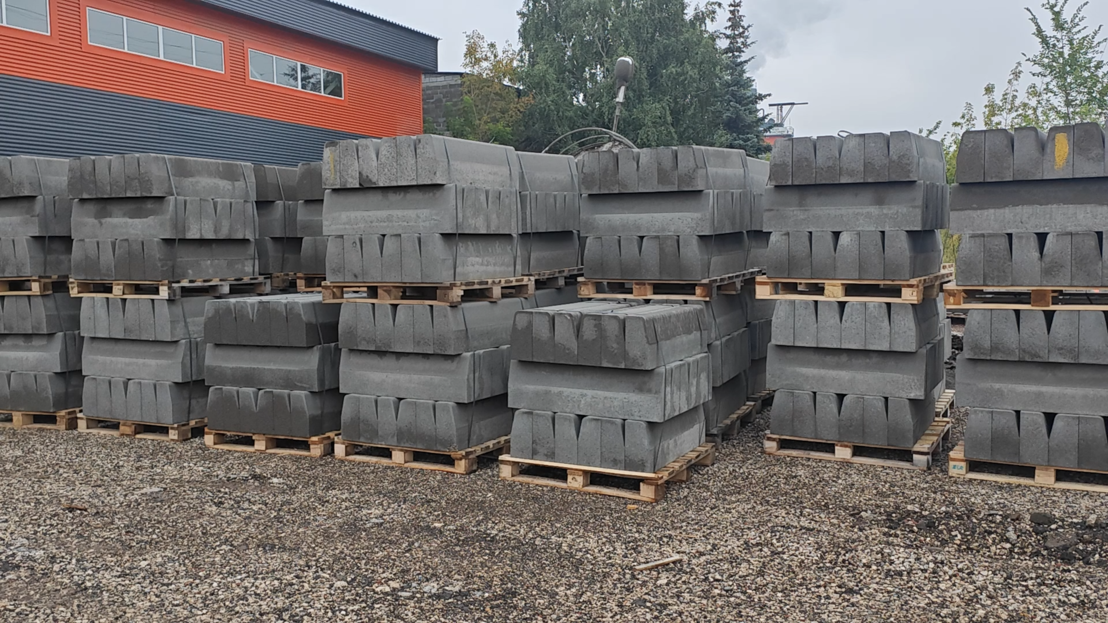 High-quality kerbstone products manufactured on Qunfeng Machinery production lines are highly popular in Russia. क्यूनफेंग मशीनरी उत्पादन लाइनों पर निर्मित उच्च गुणवत्ता वाले केर्बस्टोन उत्पाद रूस में अत्यधिक लोकप्रिय हैं।
