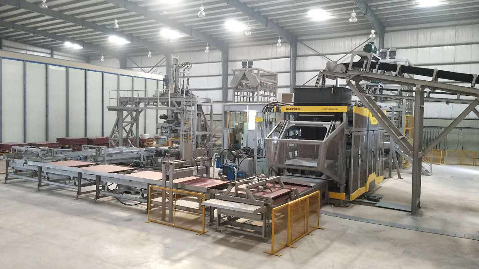 Qunfeng Machinery’s QS2000 fully automatic production line in Pakistan has stable production capacity, making it a benchmark in South Asia. पाकिस्तान में क्यूनफेंग मशीनरी की QS2000 पूरी तरह से स्वचालित उत्पादन लाइन की उत्पादन क्षमता स्थिर है, जो इसे दक्षिण एशिया में एक बेंचमार्क बनाती है।