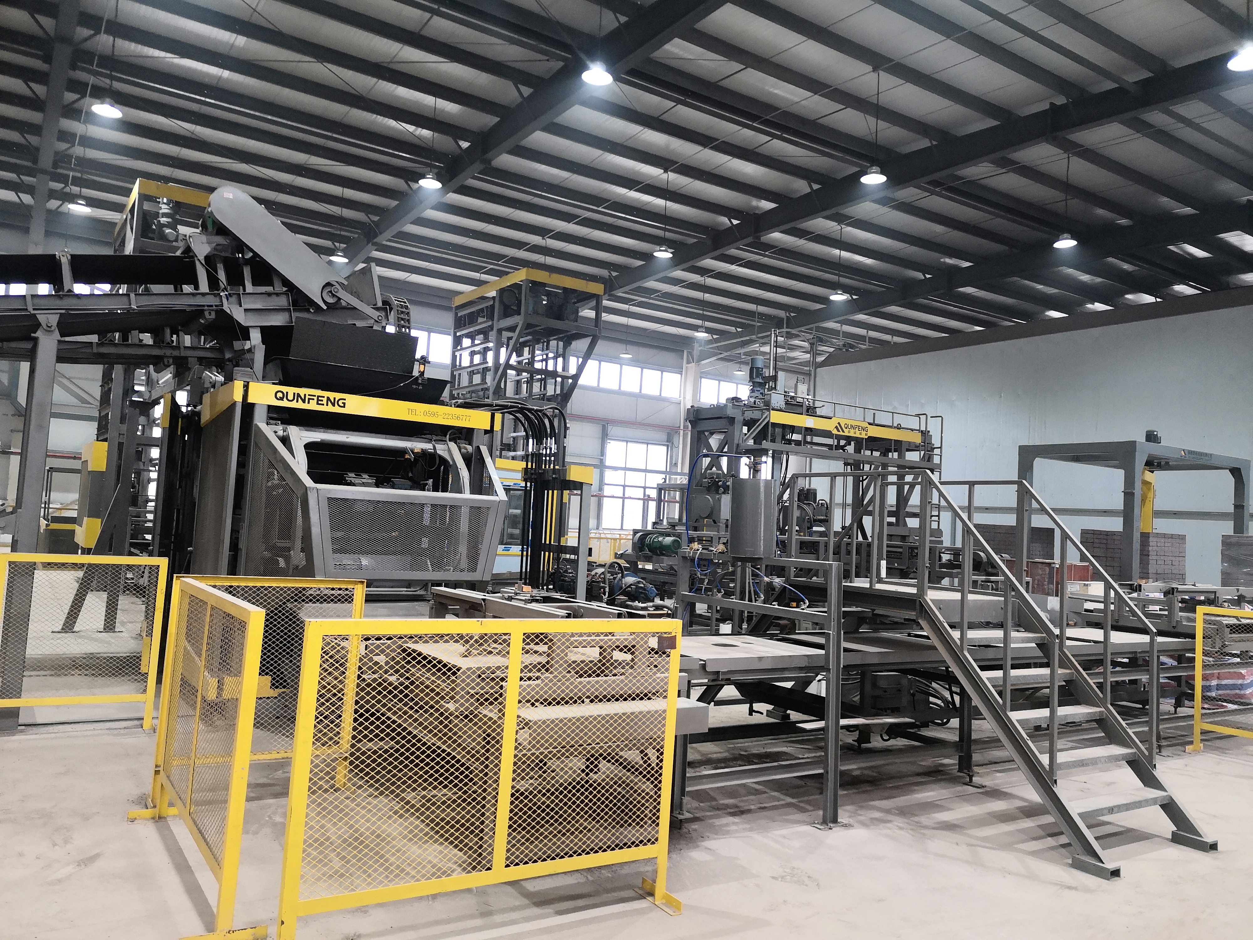 Qunfeng machinery purchased by a client in Jiangsu consistently produces high-quality permeable bricks. जियांग्सू में एक ग्राहक द्वारा खरीदी गई क्यूनफेंग मशीनरी लगातार उच्च गुणवत्ता वाली पारगम्य ईंटों का उत्पादन करती है।