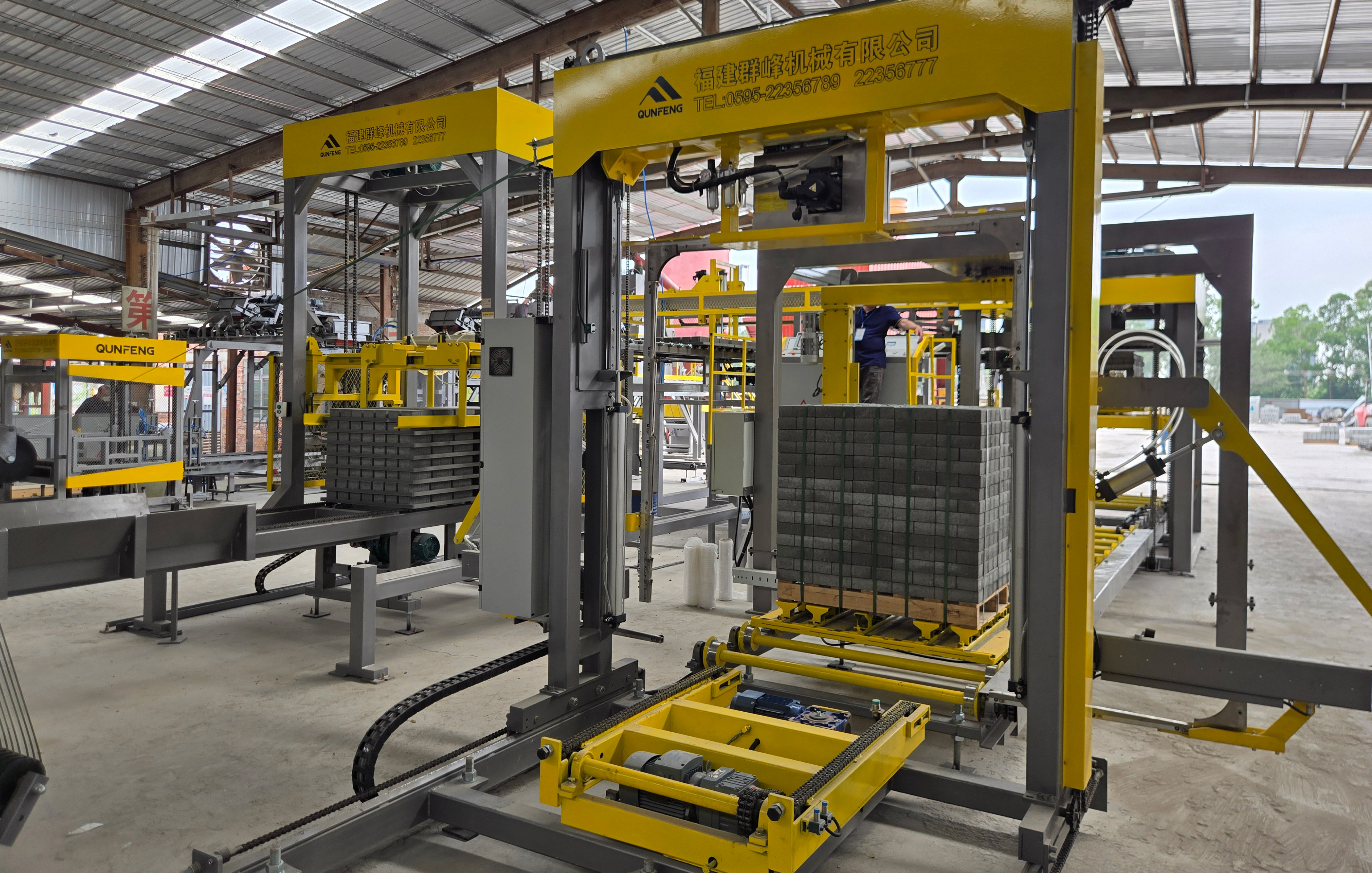 Qunfeng Machinery High-precision Fully Automatic Palletizing System is operating efficiently क्यूनफेंग मशीनरी उच्च परिशुद्धता पूरी तरह से स्वचालित पैलेटाइजिंग सिस्टम कुशलतापूर्वक काम कर रही है
