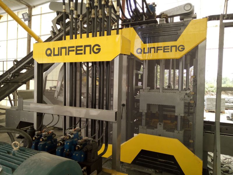 वियतनाम में QS1300 इंटेलिजेंट ब्लॉक मशीन