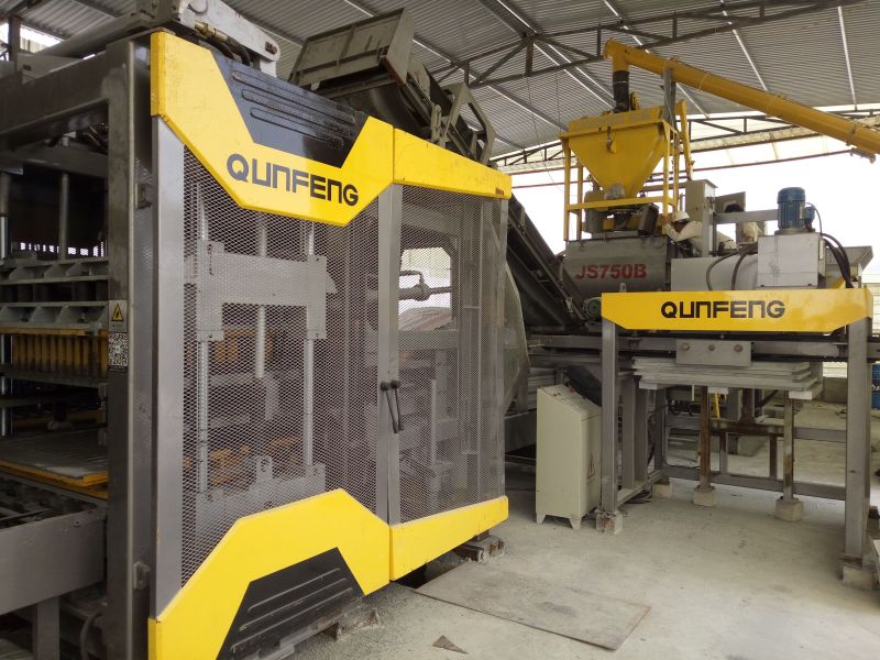 वियतनाम में क्यूनफेंग QS1300 स्वचालित ब्लॉक उत्पादन लाइन