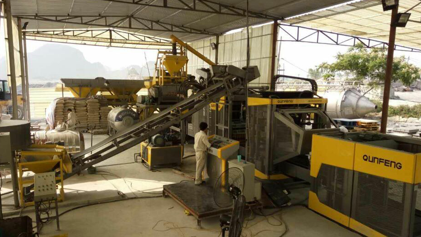 वियतनाम में QS1300 स्वचालित ब्लॉक उत्पादन लाइन