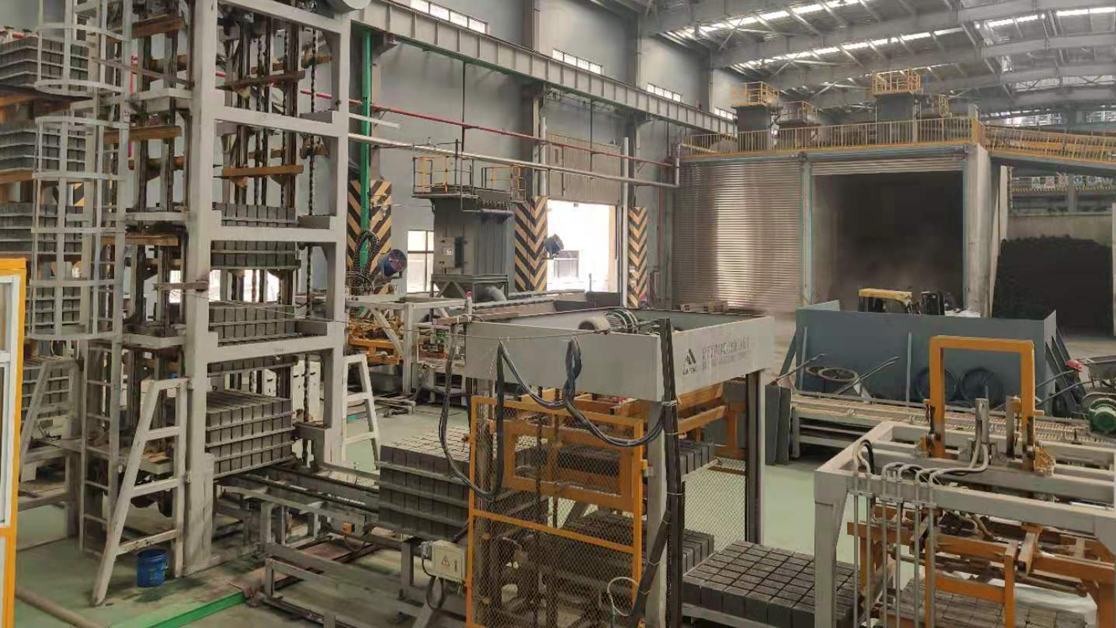 जियांग्सू प्रांत के ताइक्सिंग में QS1500 स्वचालित ब्लॉक उत्पादन लाइन 