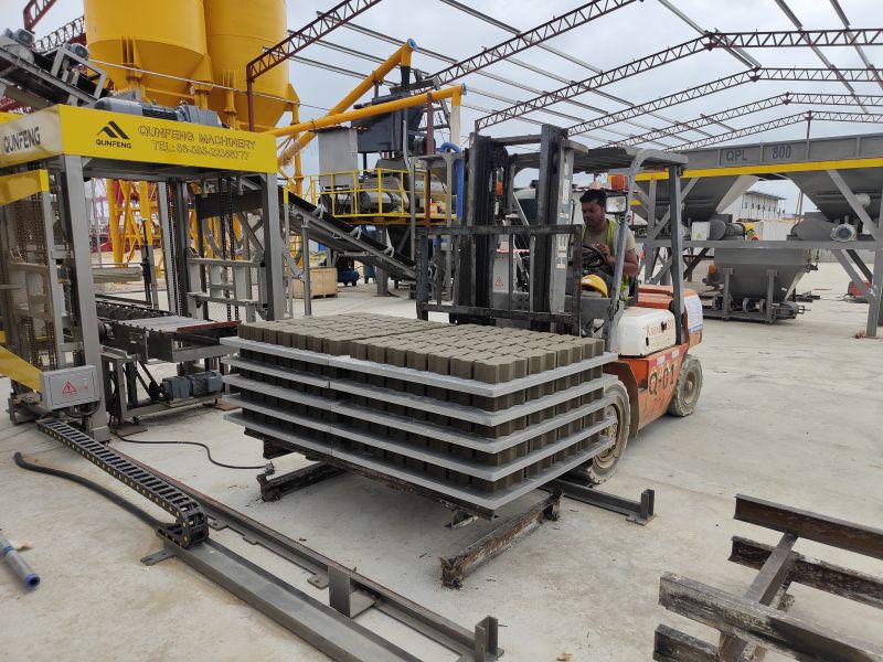 श्रीलंका में QS1300 स्वचालित ब्लॉक उत्पादन लाइन से उच्च गुणवत्ता वाले उत्पाद