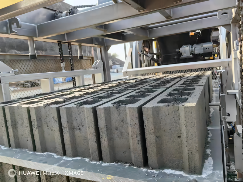 दक्षिण सूडान में क्यूनफेंग QS1300 स्वचालित ब्लॉक उत्पादन लाइन से उच्च गुणवत्ता वाले उत्पाद