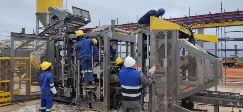 मोज़ाम्बिक के कंक्रीट उत्पाद समाधान में QS1300 बुद्धिमान ब्लॉक मशीन