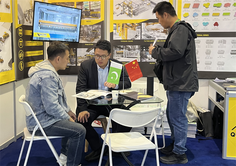 चीनी राज्य के स्वामित्व वाले उद्यम प्रतिनिधि क्यूनफेंग के साथ सहयोग पर बातचीत कर रहे हैं