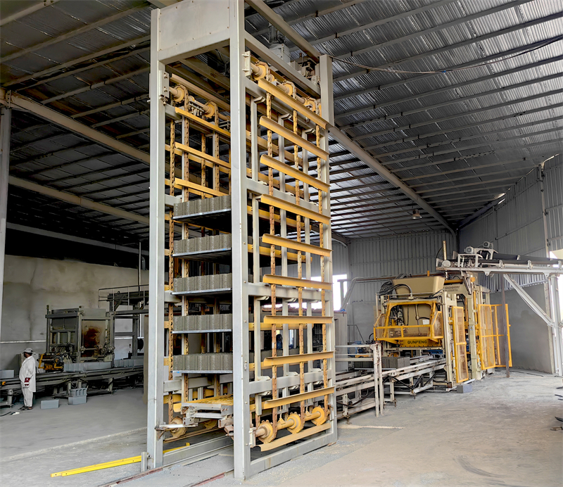 सऊदी अरब में क्यूनफेंग पूर्णतः स्वचालित ब्लॉक उत्पादन लाइन (स्रोत: क्यूनफेंग)