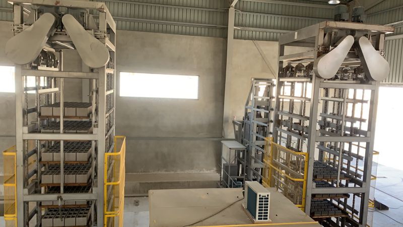 सीरियाई बहुक्रियाशील पूरी तरह से स्वचालित ईंट बनाने की उत्पादन लाइन की QS1300 बुद्धिमान ब्लॉक मशीन