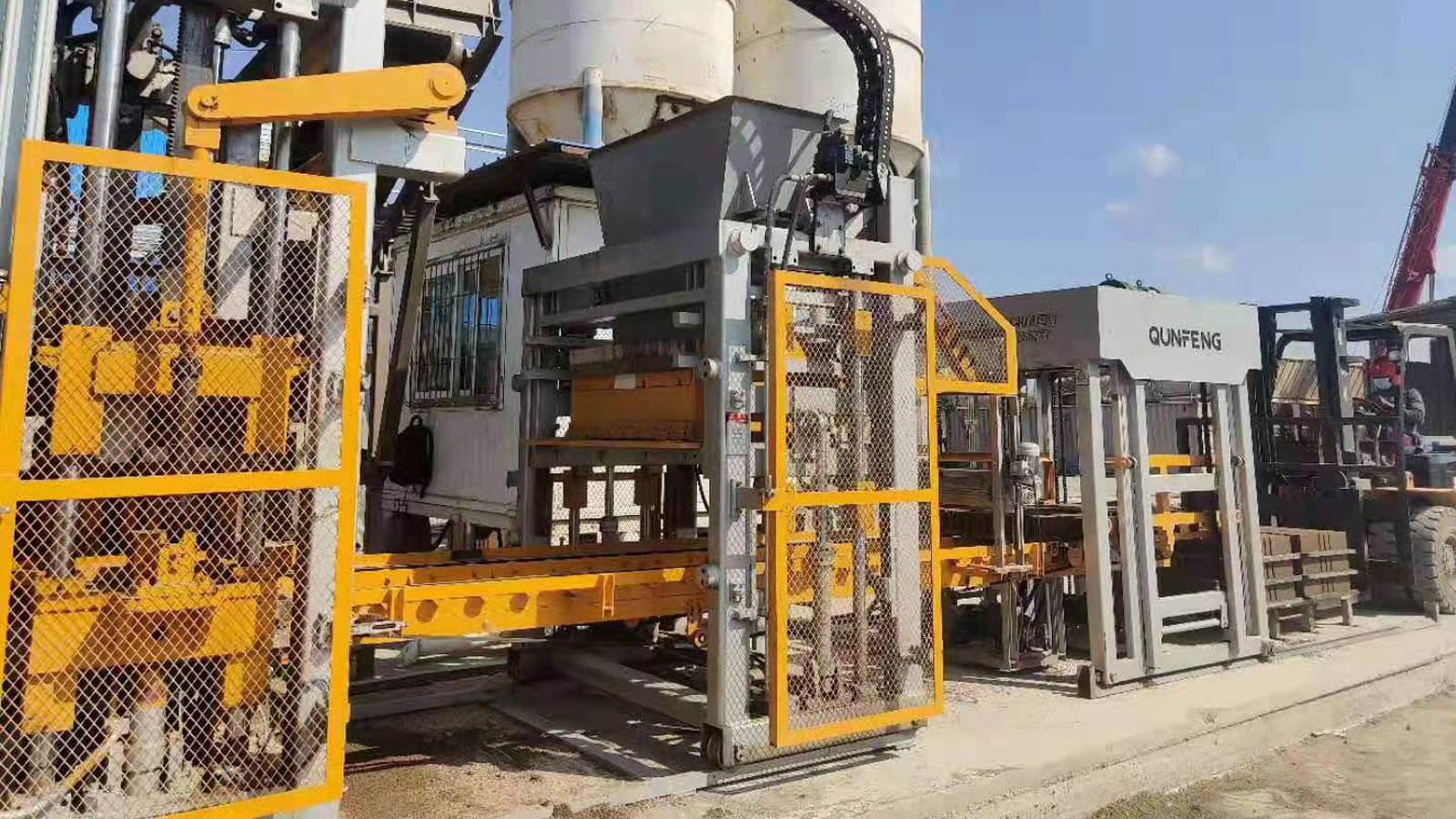 मोज़ाम्बिक में QS1000 स्वचालित ब्लॉक उत्पादन लाइन