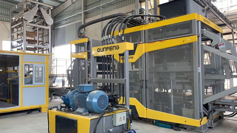 सीरियाई बहुक्रियाशील पूरी तरह से स्वचालित ईंट बनाने की उत्पादन लाइन की QS1300 बुद्धिमान ब्लॉक मशीन