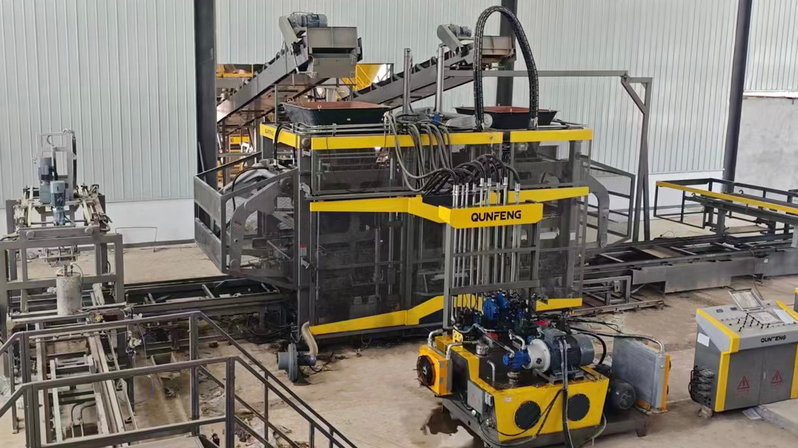 बड़े पैमाने पर उत्पादन लाइन की स्थापना: इन्फ्रास्ट्रक्चर बूम में शामिल होने के लिए क्यूनफेंग ने गांसु क्लाइंट के साथ साझेदारी की